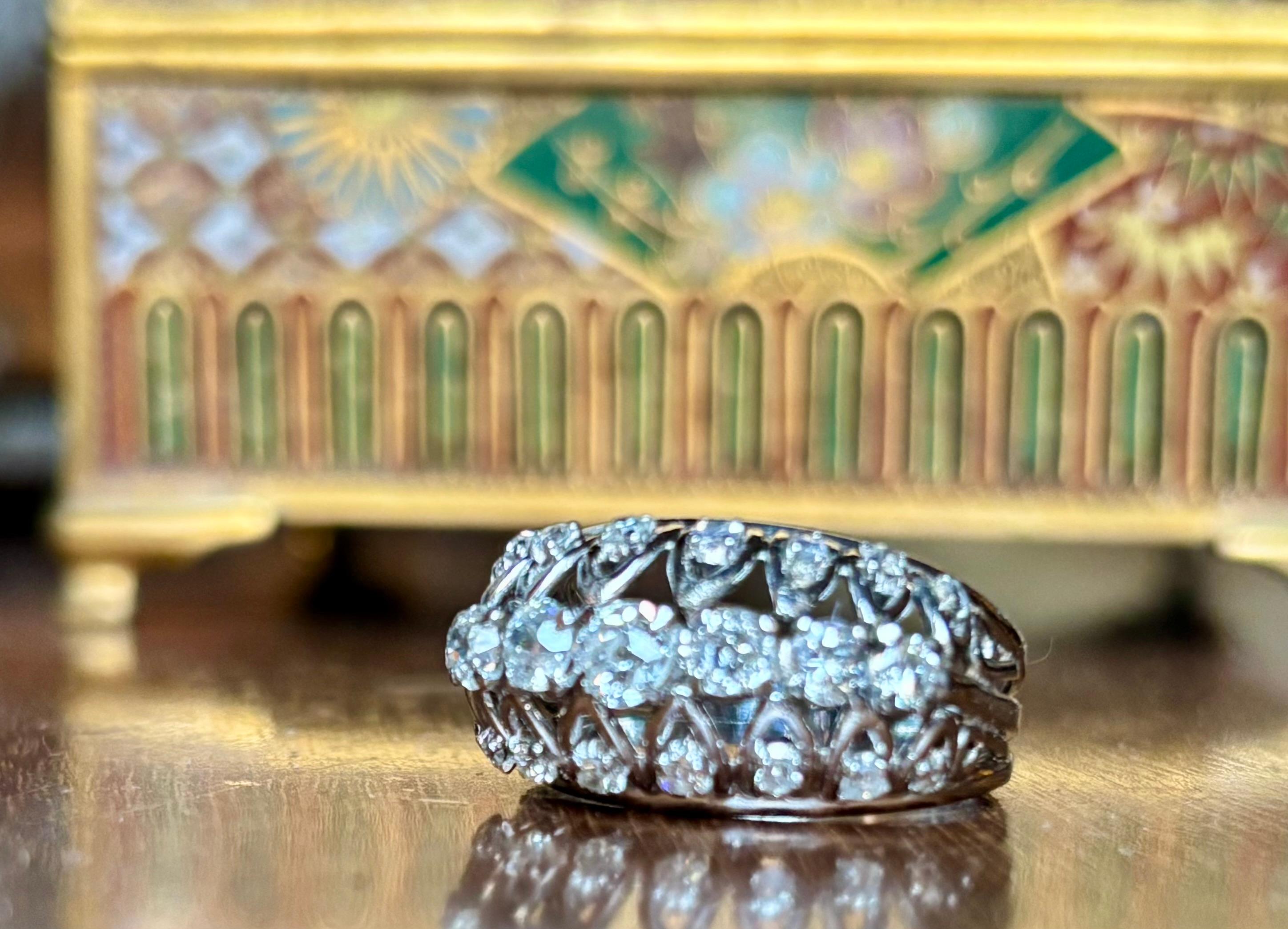 Anello a fascia con tre file di diamanti. Ca. 1950´s in vendita 5