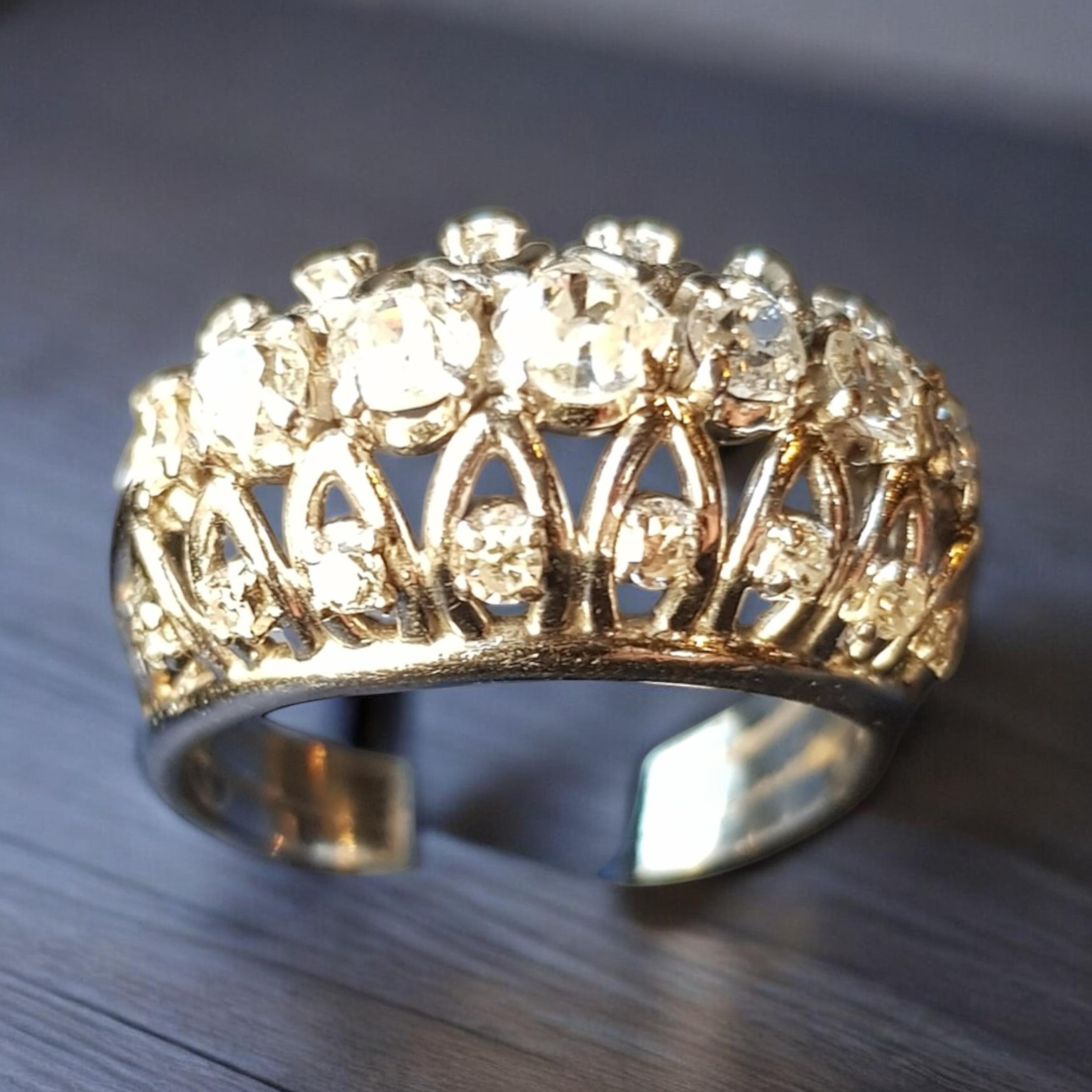 Anello a fascia con tre file di diamanti. Ca. 1950´s
Un grazioso anello in oro bianco 18 carati, composto da tre file di diamanti graduati incastonati,
Una fila centrale di sette diamanti europei taglio vecchio è delimitata su ogni lato da una fila