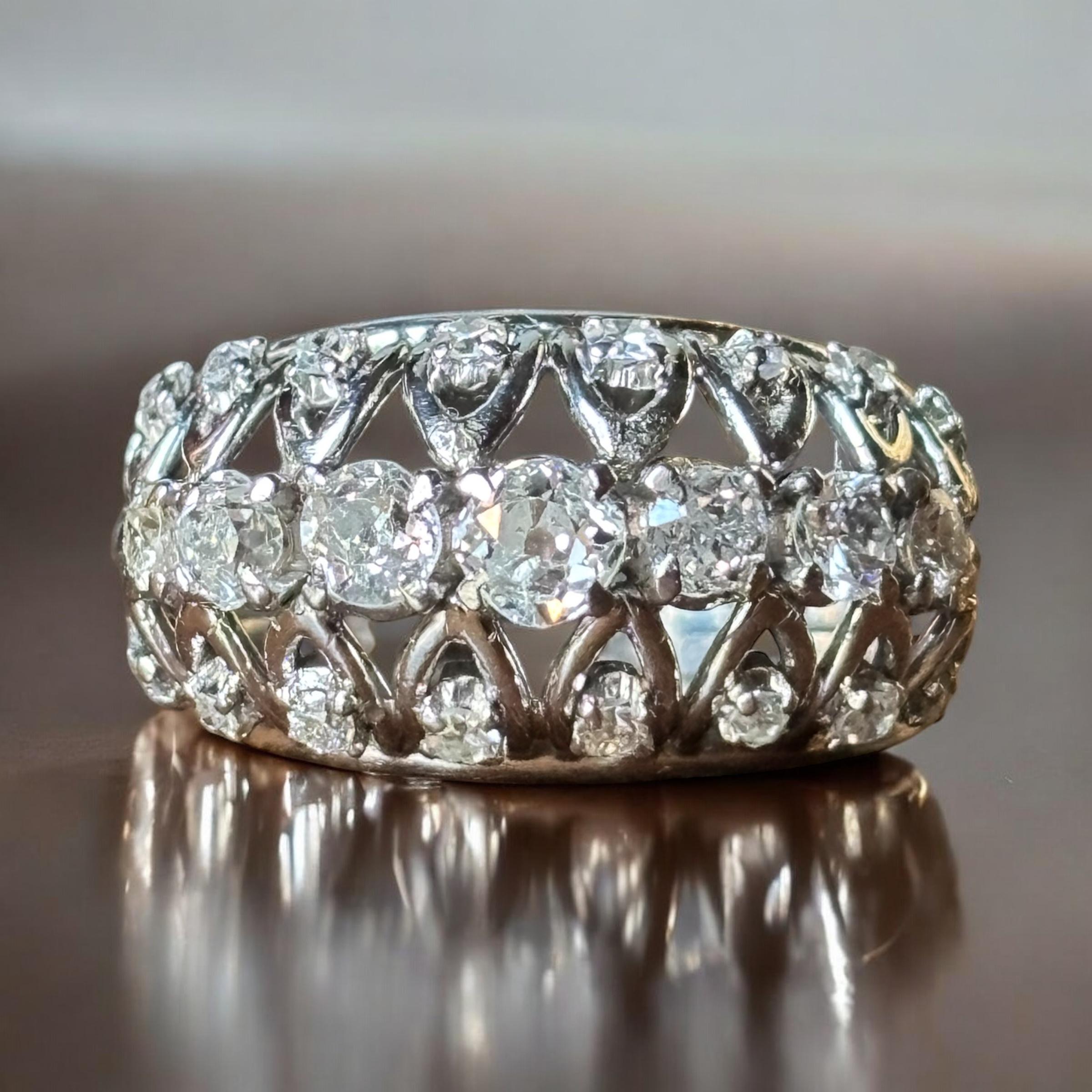 Anello a fascia con tre file di diamanti. Ca. 1950´s in vendita 2