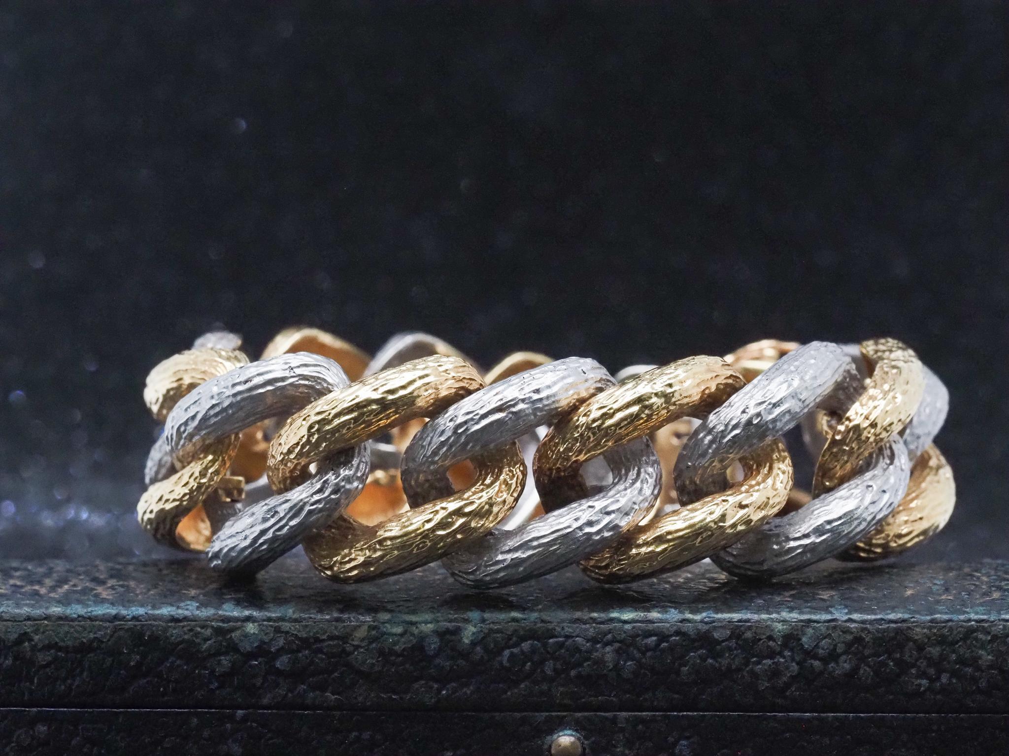 Bracelet à maillons martelés bicolores 18 carats Tiffany & Co., VHK#1002

Détails de l'article :
Année : 1970
Type de métal : Or jaune 18K [poinçonné et testé].
Poids : 64,5 grammes (total des articles)

*Signé TIFFANY FRANCE, avec plusieurs
