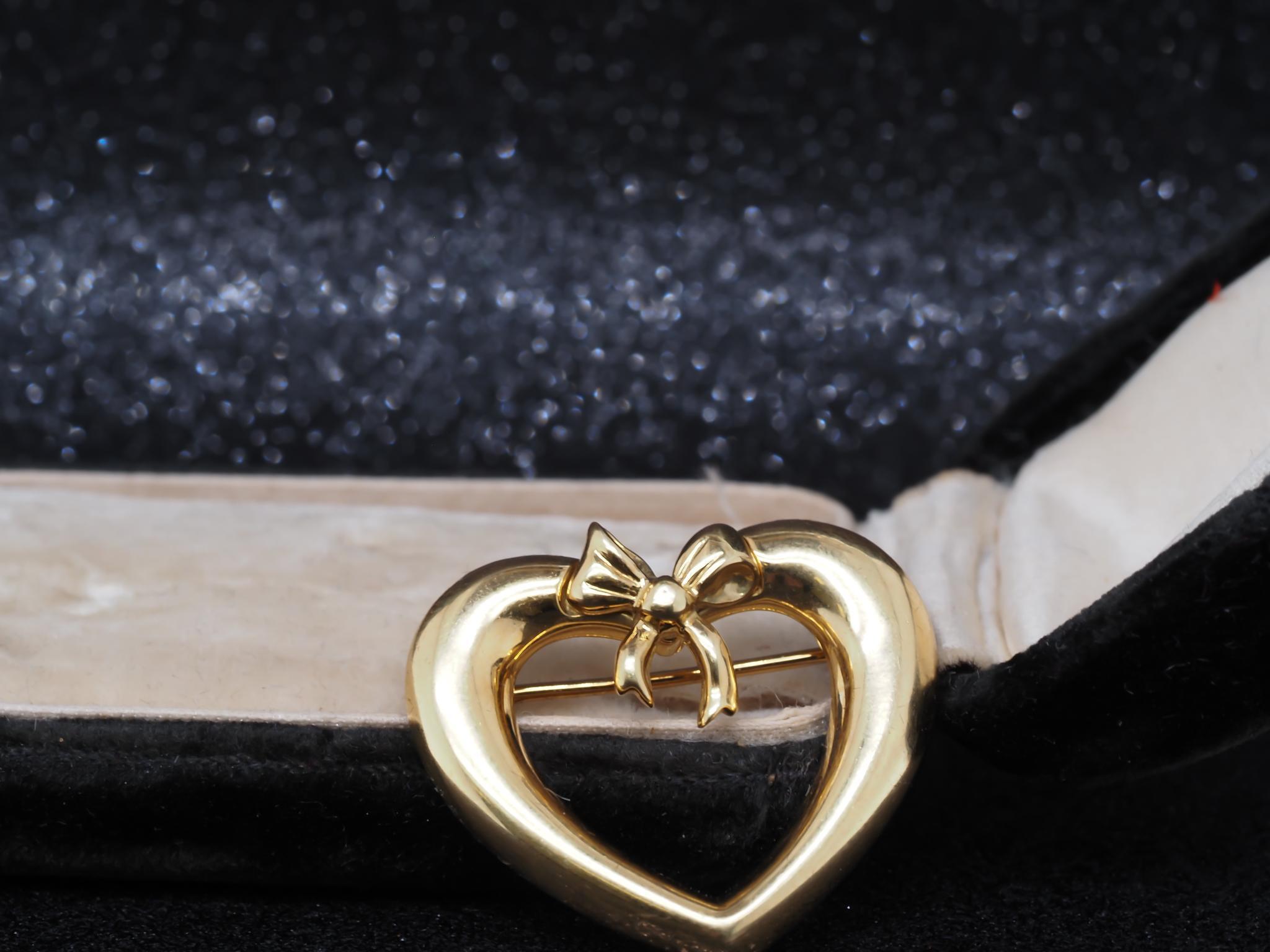 Estate Tiffany & Co. 18K Yellow Gold Heart with Ribbon Brooch - VHK#700a In Good Condition For Sale In Hicksville, NY