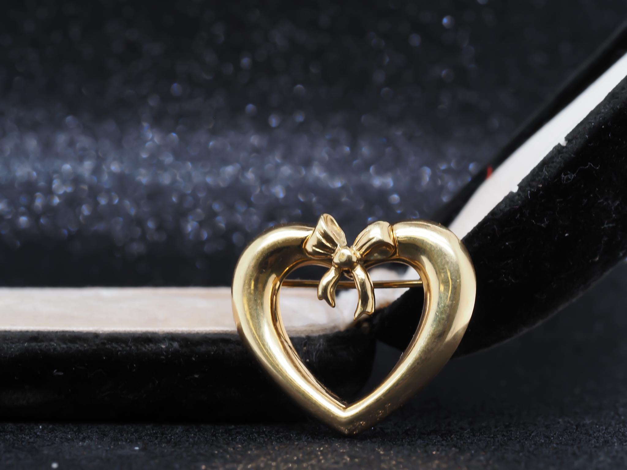 Women's Estate Tiffany & Co. 18K Yellow Gold Heart with Ribbon Brooch - VHK#700a For Sale