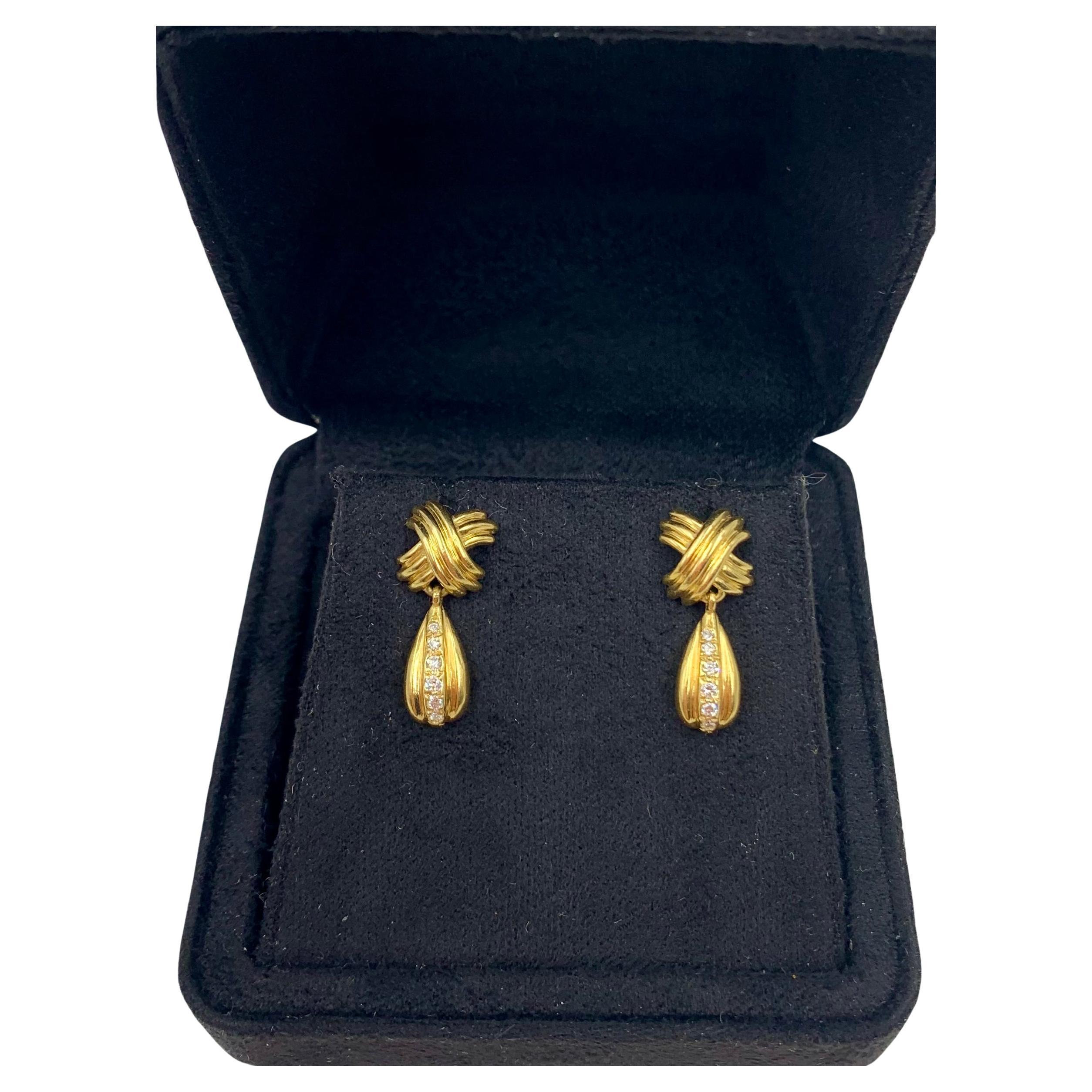 Orecchini classici Signature X in oro giallo 18 carati con diamanti di Tiffany & Co.
20° secolo
Lussuosi orecchini a goccia in oro 18 carati e diamanti di Tiffany & Co. con il classico design a X e gocce con diamanti rotondi taglio brillante. In