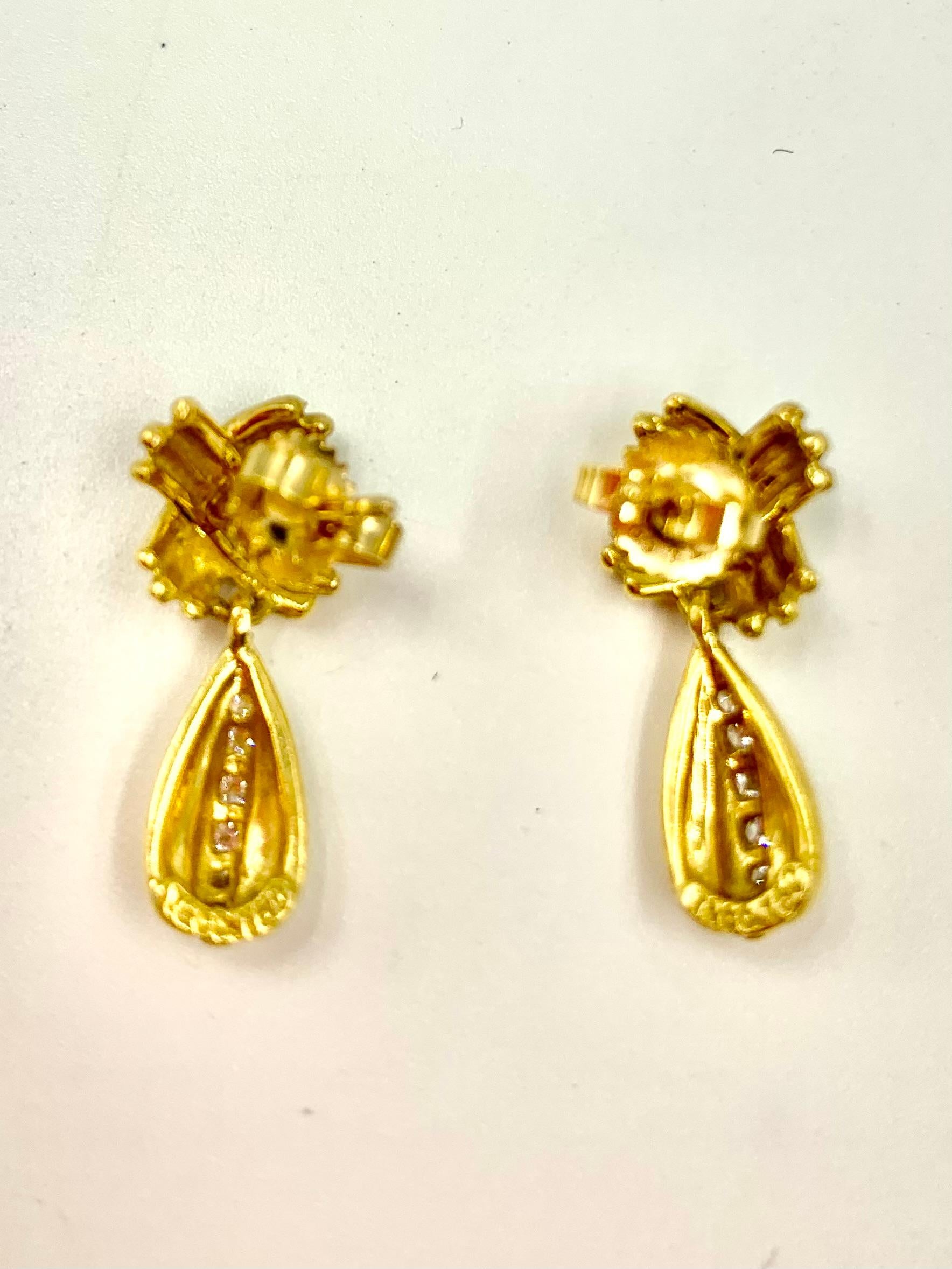 Estate Tiffany & Co. Orecchini a goccia Signature X in oro giallo 18 carati con diamante in vendita 2