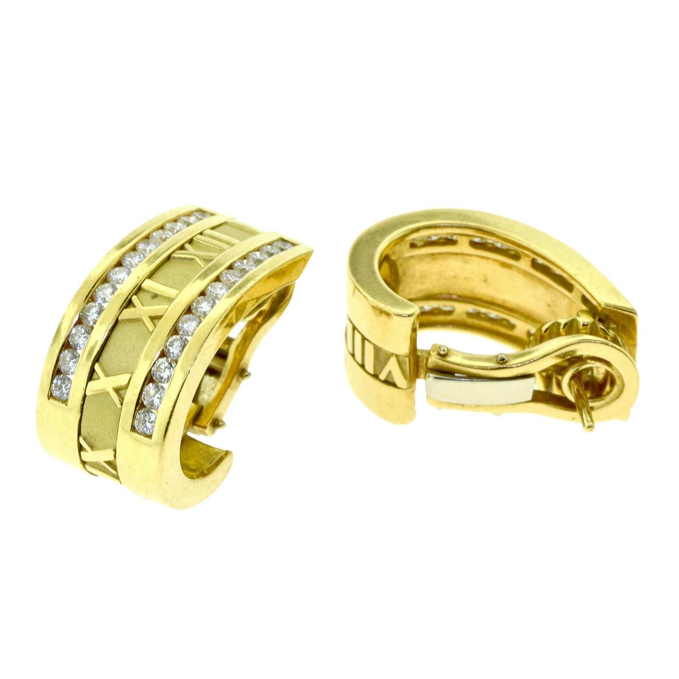 Designer: Tiffany & Co.

Collezione: Atlante 

Stile: Mezzo cerchio

Metallo: Oro giallo

Purezza del metallo: 18k

A. Stone: 48 diamanti rotondi taglio brillante

Colore del diamante: G

Chiarezza del diamante: VS1

Peso totale dei carati: 2,20