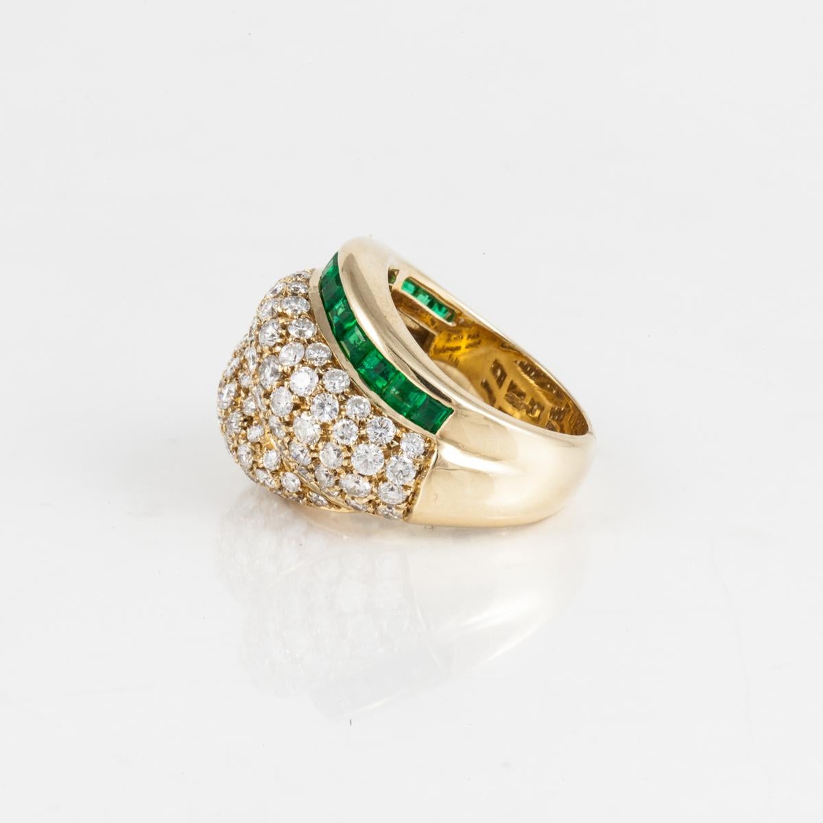 Nachlass Tiffany & Co. Ring mit gewölbtem Diamant und Smaragd aus 18 Karat Gold (Gemischter Schliff) im Angebot