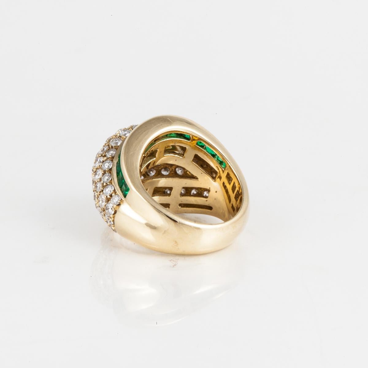 Nachlass Tiffany & Co. Ring mit gewölbtem Diamant und Smaragd aus 18 Karat Gold im Zustand „Gut“ im Angebot in Houston, TX