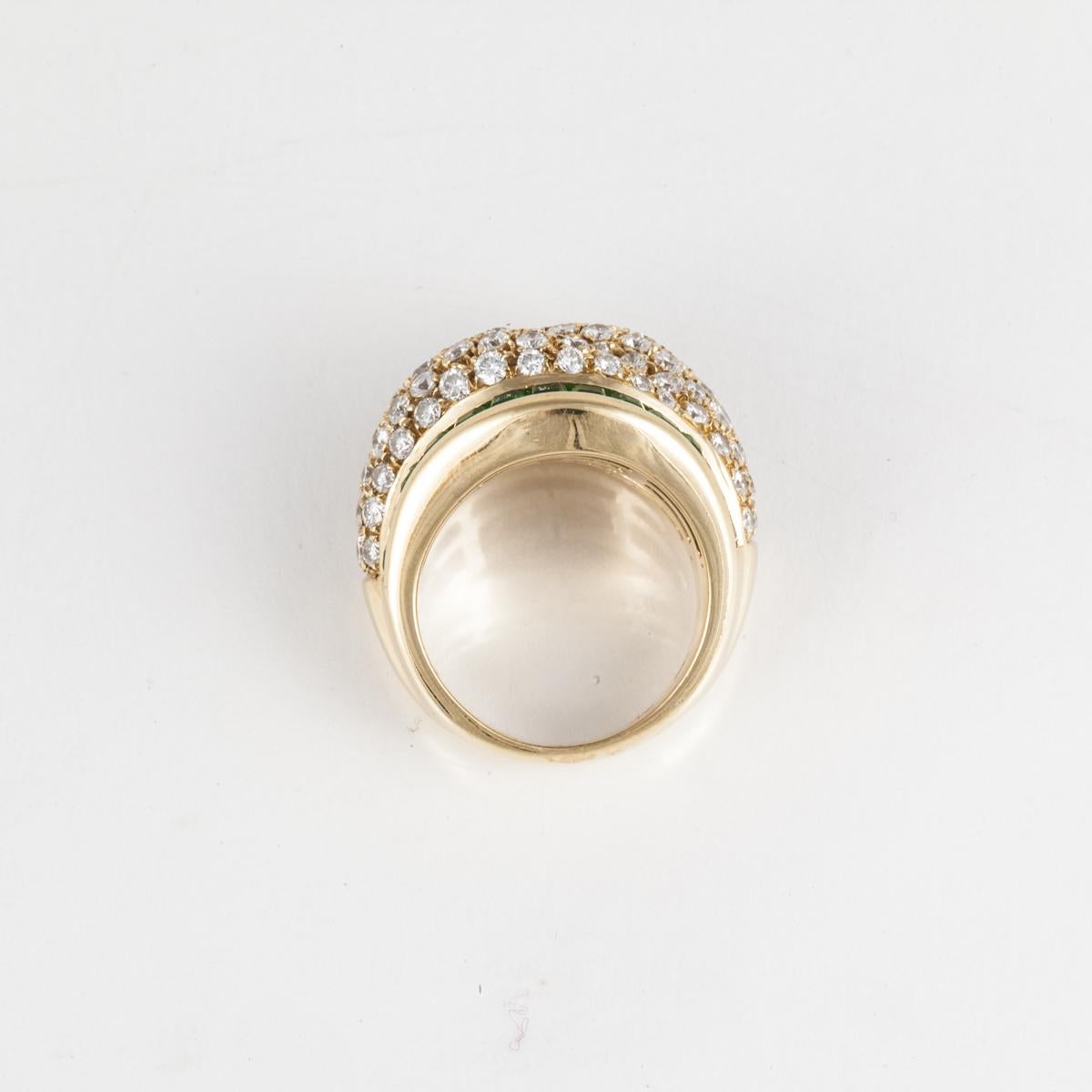 Nachlass Tiffany & Co. Ring mit gewölbtem Diamant und Smaragd aus 18 Karat Gold im Angebot 1