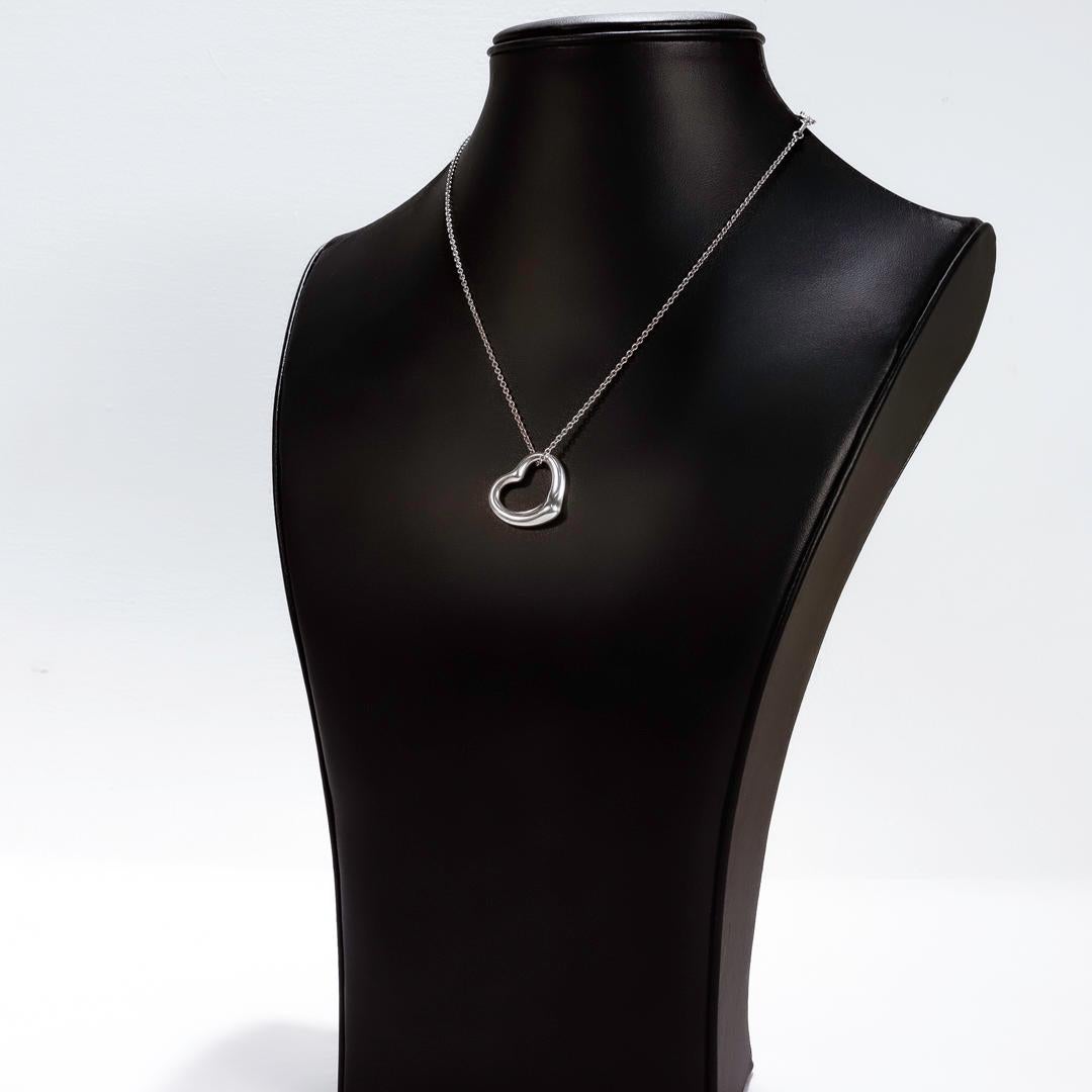 Moderne Estate Tiffany & Co Elsa Peretti Large Open Heart Sterling Silver Necklace (Collier en argent Tiffany & Co Elsa Peretti) en vente