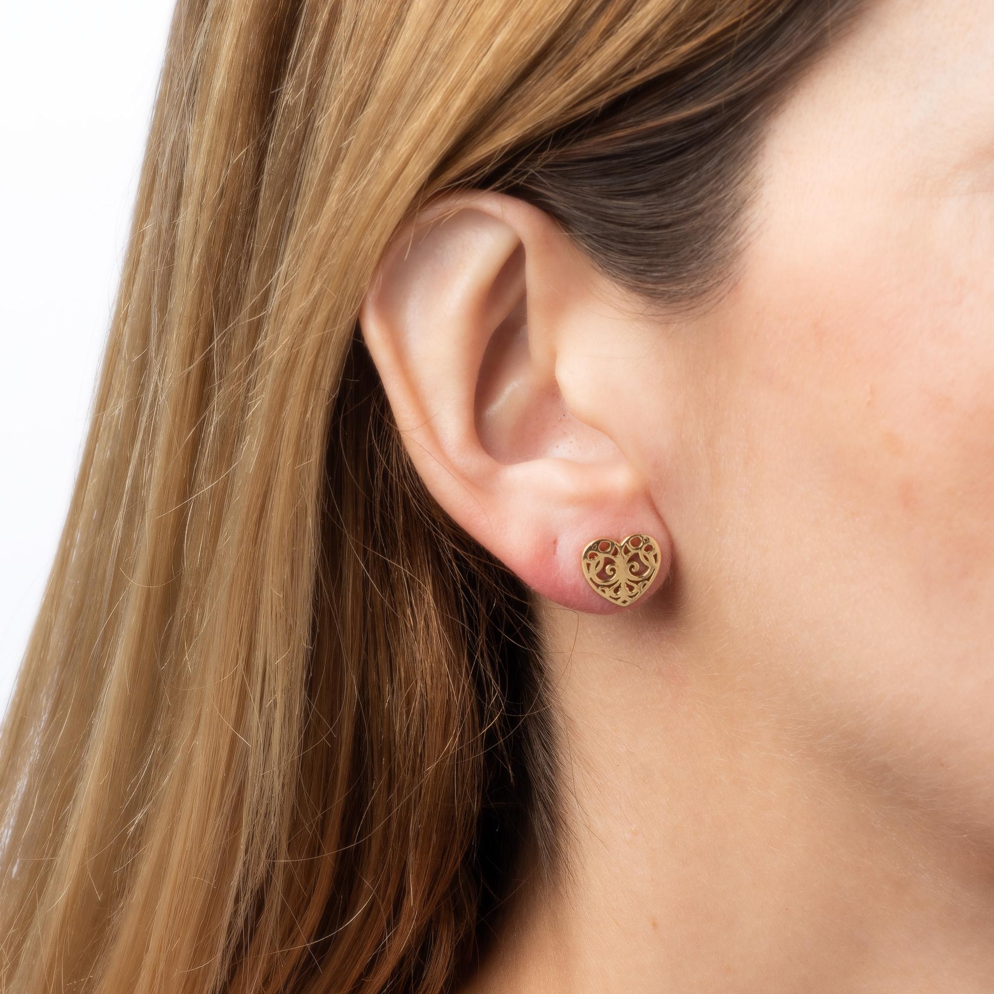 Contemporain Tiffany & Co. Clous d'oreilles en forme de cœur en or jaune 18 carats, ancienne propriété  en vente