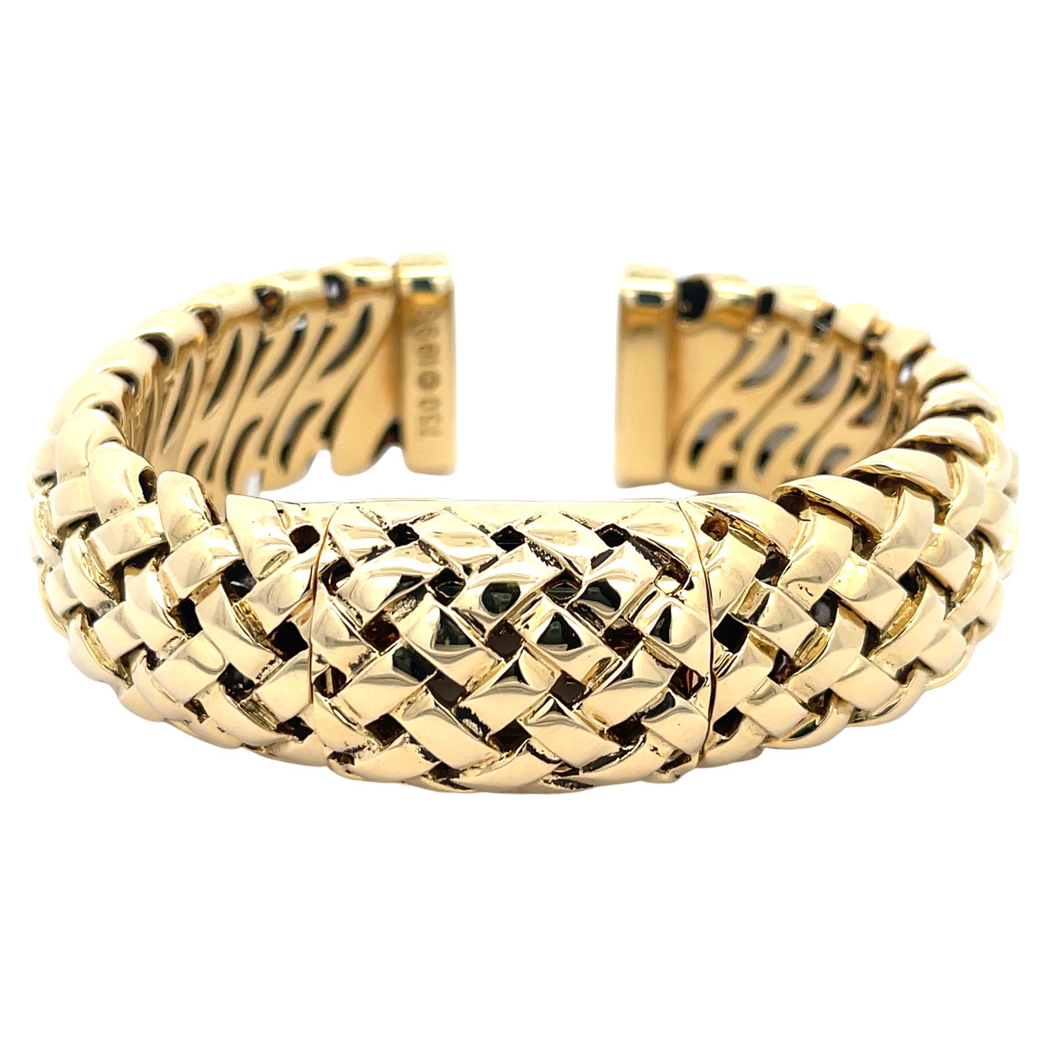 La succession de Tiffany & Co. Bracelet manchette de montre à cadran caché en or 18K. La manchette présente un magnifique motif tissé avec un cadran de montre caché au centre. Circa 1996. La manchette pèse 123,8 grammes et est large d'un quart de
