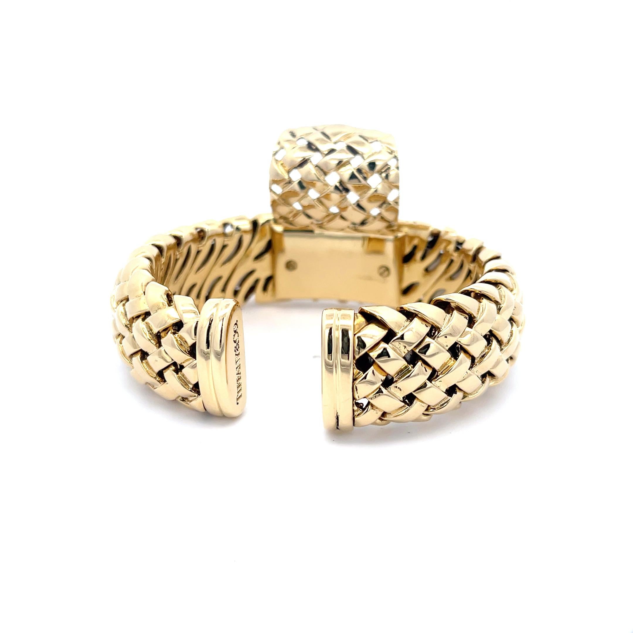 La succession de Tiffany & Co. Bracelet manchette de montre à cadran Hidden Or 18K en vente 1