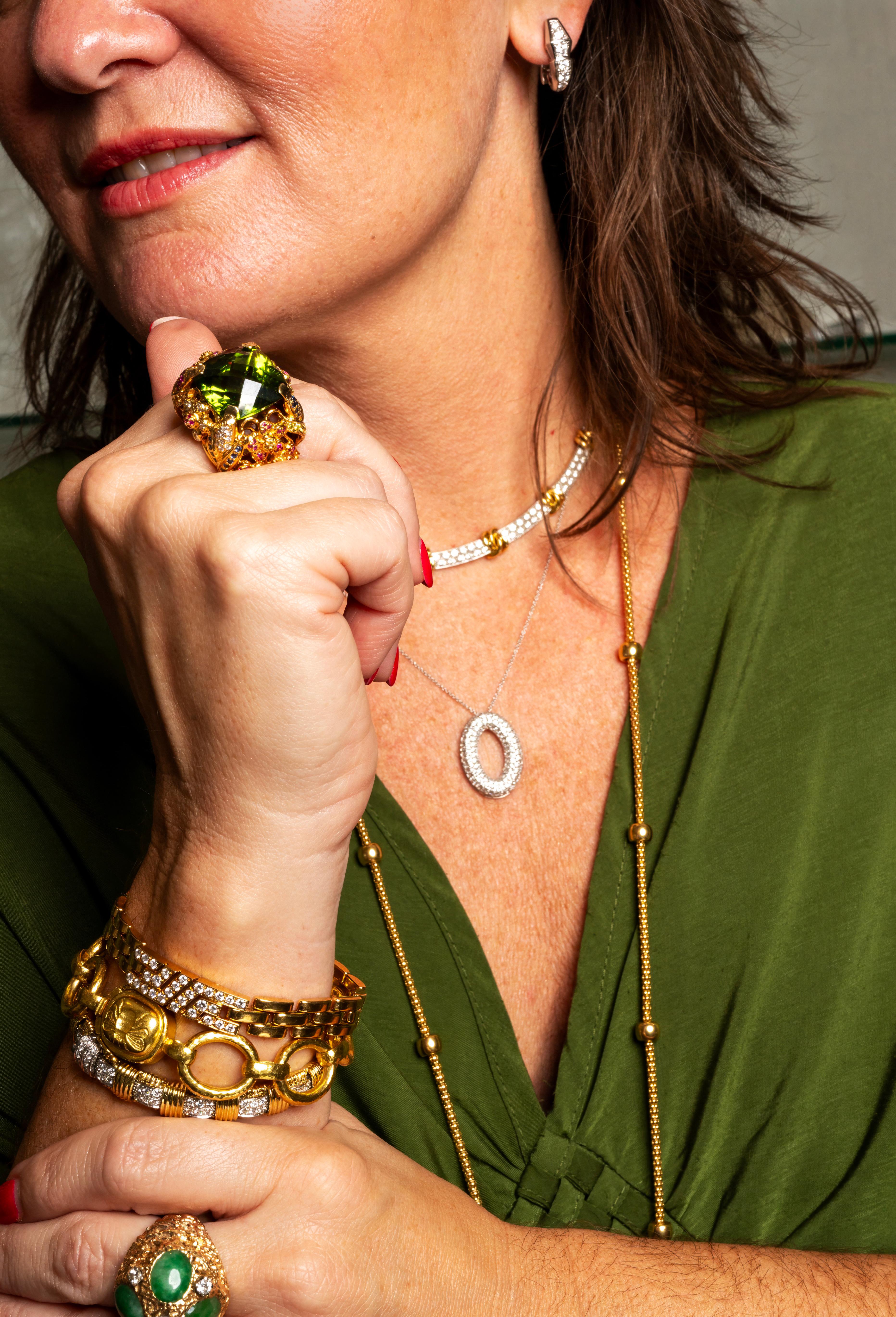 La succession de Tiffany & Co. Collier en or jaune 18 carats avec nœud de diamants. Le collier comporte 3,90ctw de diamants ronds brillants. Le collier mesure 15,5 pouces de long, 8 mm de large et pèse 51,89 grammes.