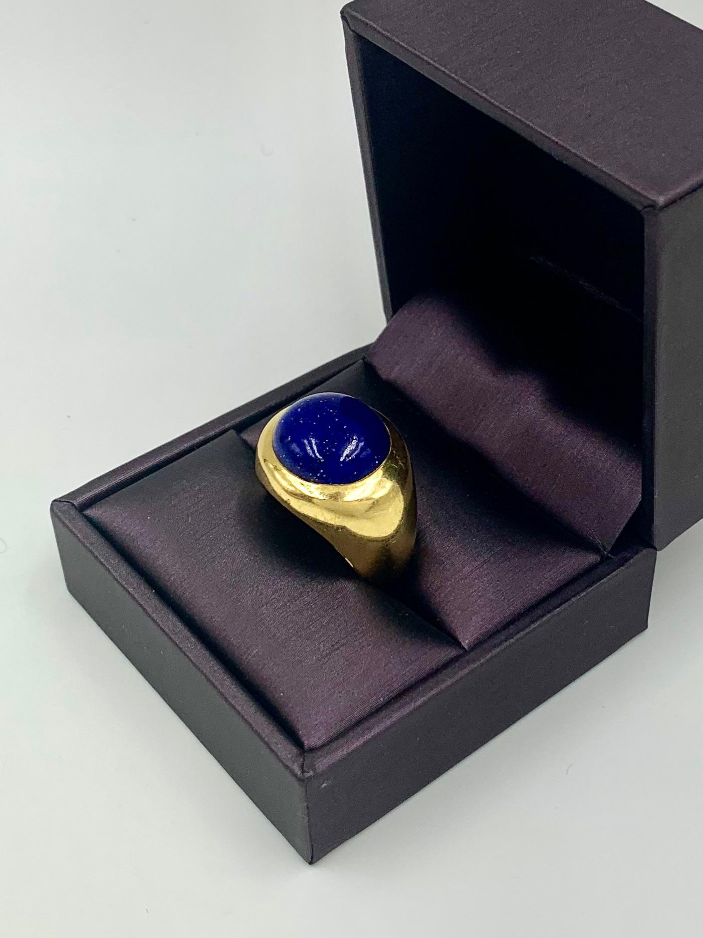 Estate Tiffany & Co. Large, Luxurious 18K Yellow Gold Oval Lapis Lazuli Ring 8