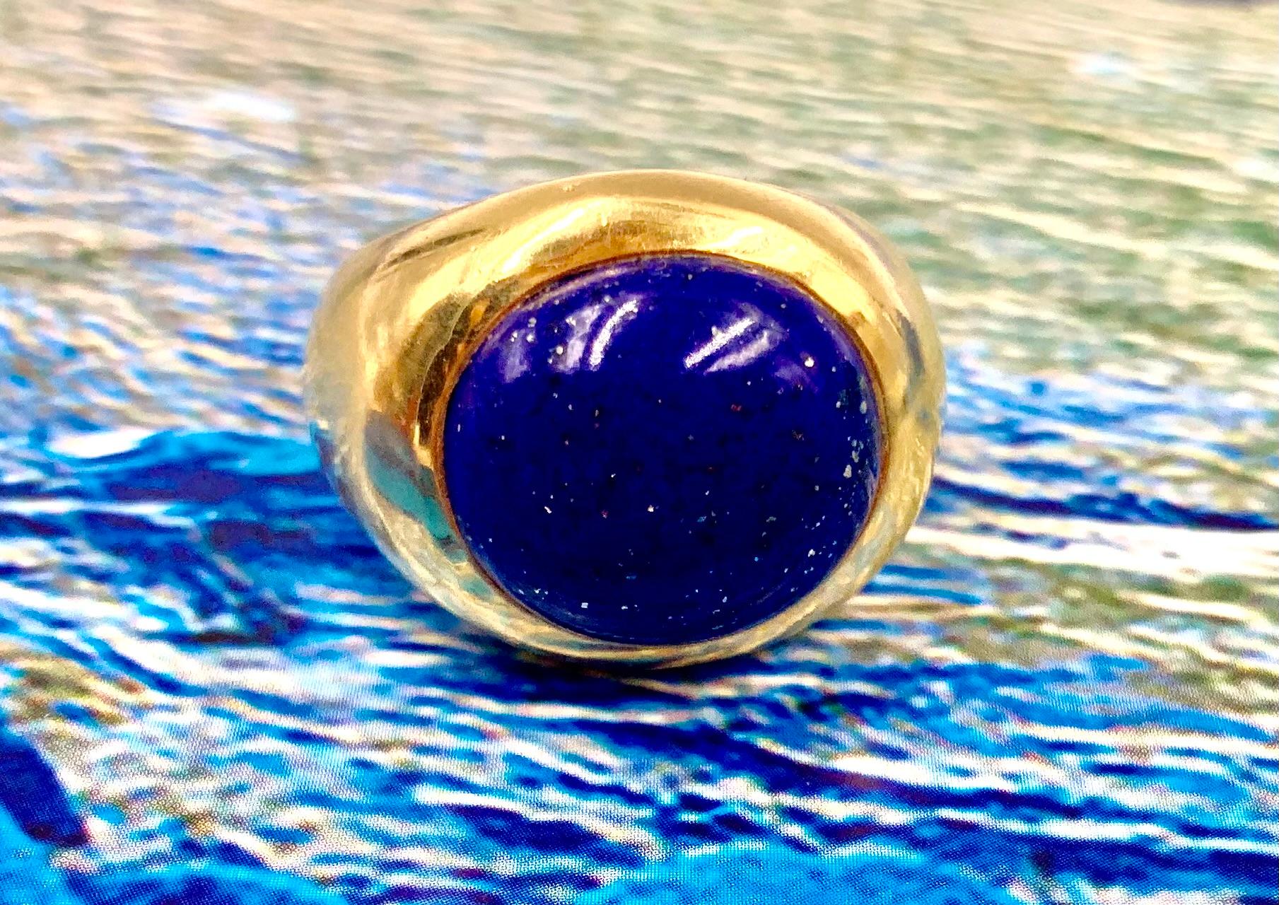 Fabulous estate Tiffany & Co. 18K yellow gold 12TCW cabochon oval lapis lazuli oversize statement ring
Early 20th Century
Wonderful, large scale and superb quality Tiffany & Co. statement ring with a reticulated interior in the shape of a stained