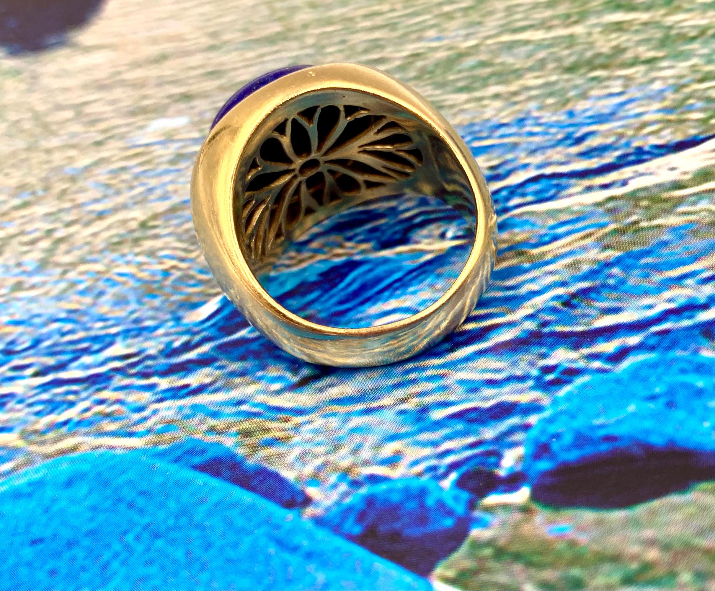 Cabochon Estate Tiffany & Co. Large, Luxurious 18K Yellow Gold Oval Lapis Lazuli Ring