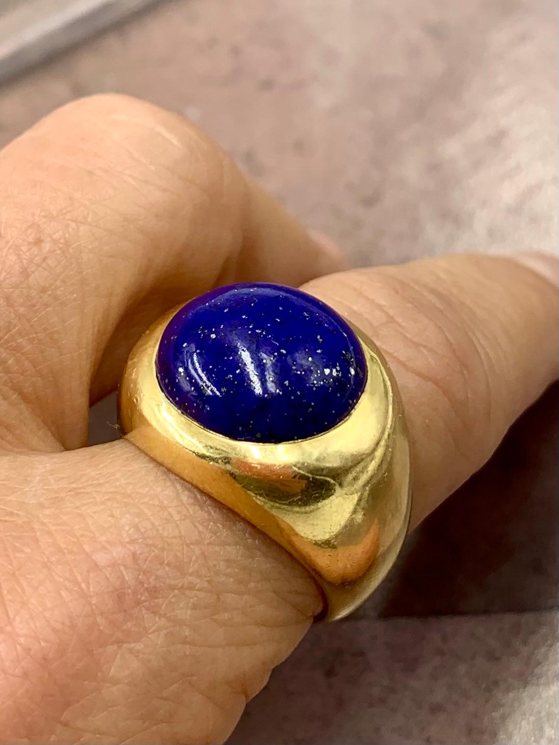 Estate Tiffany & Co. Large, Luxurious 18K Yellow Gold Oval Lapis Lazuli Ring In Good Condition In New York, NY