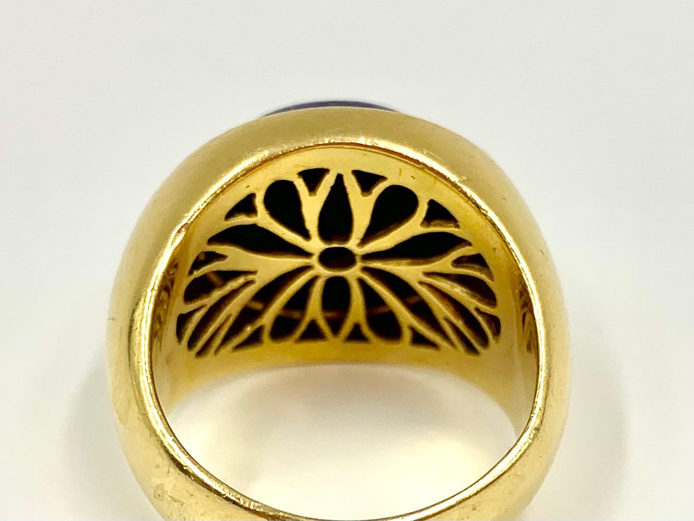 Women's or Men's Estate Tiffany & Co. Large, Luxurious 18K Yellow Gold Oval Lapis Lazuli Ring