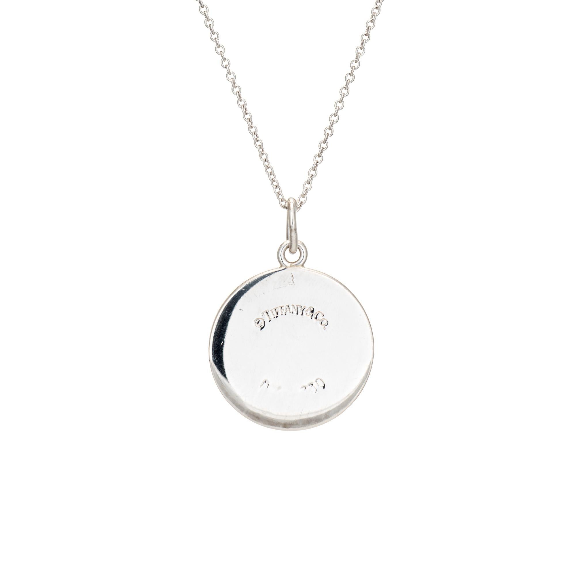 Elegante collana di corda Tiffany & Co. usata, realizzata in argento sterling e oro giallo 18 carati.  

La collana è un pezzo ritirato e non più prodotto da Tiffany & Co. Il disco rotondo è realizzato in argento sterling e oro giallo 18 carati, con