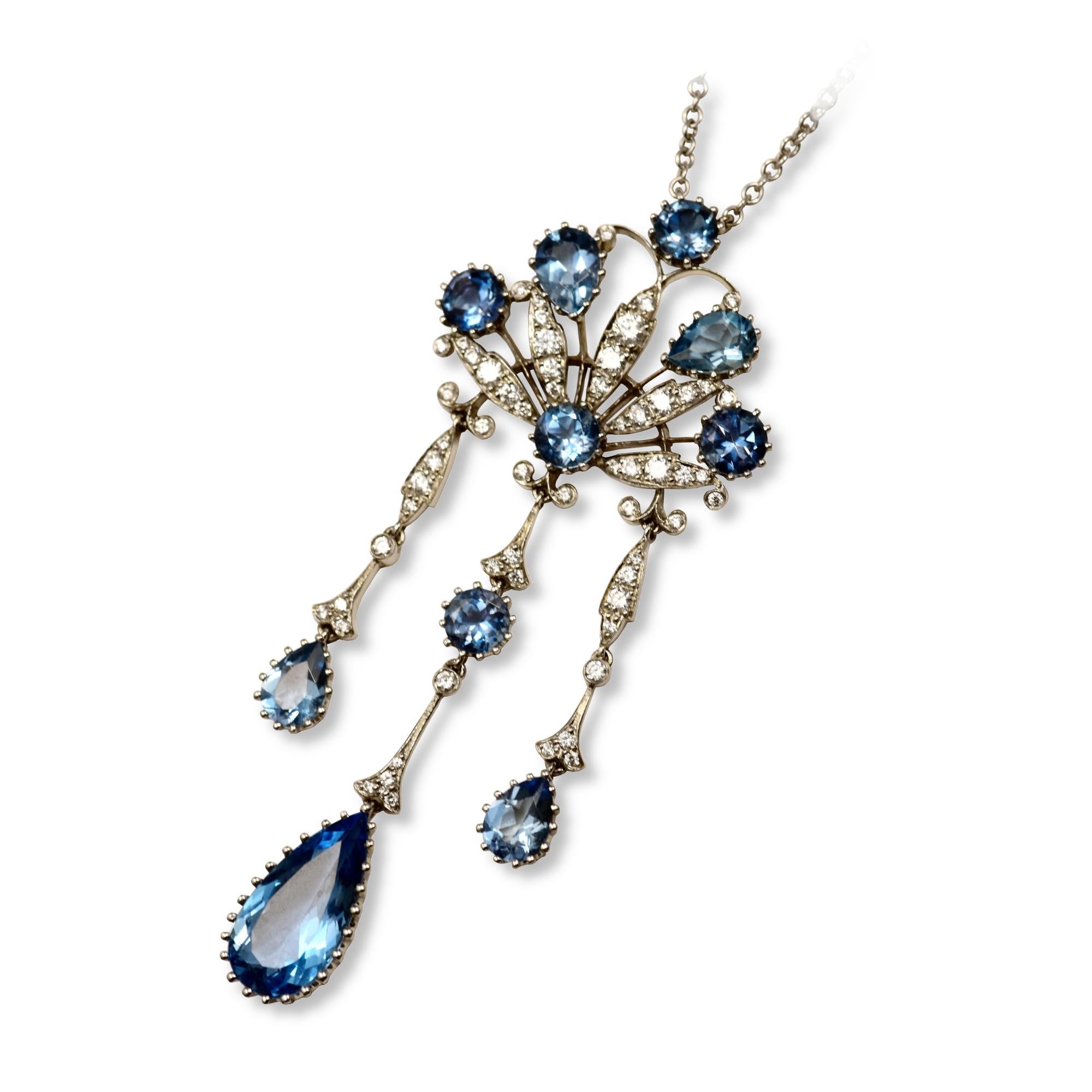 Marque : Tiffany & Co.

Style : Collier à pendentif 

Métal : Platine  

Pureté du métal : 950

Pierre : Diamants ronds taille brillant

               Aigue-marine ronde et en forme de poire

Longueur de la chaîne : 14,96