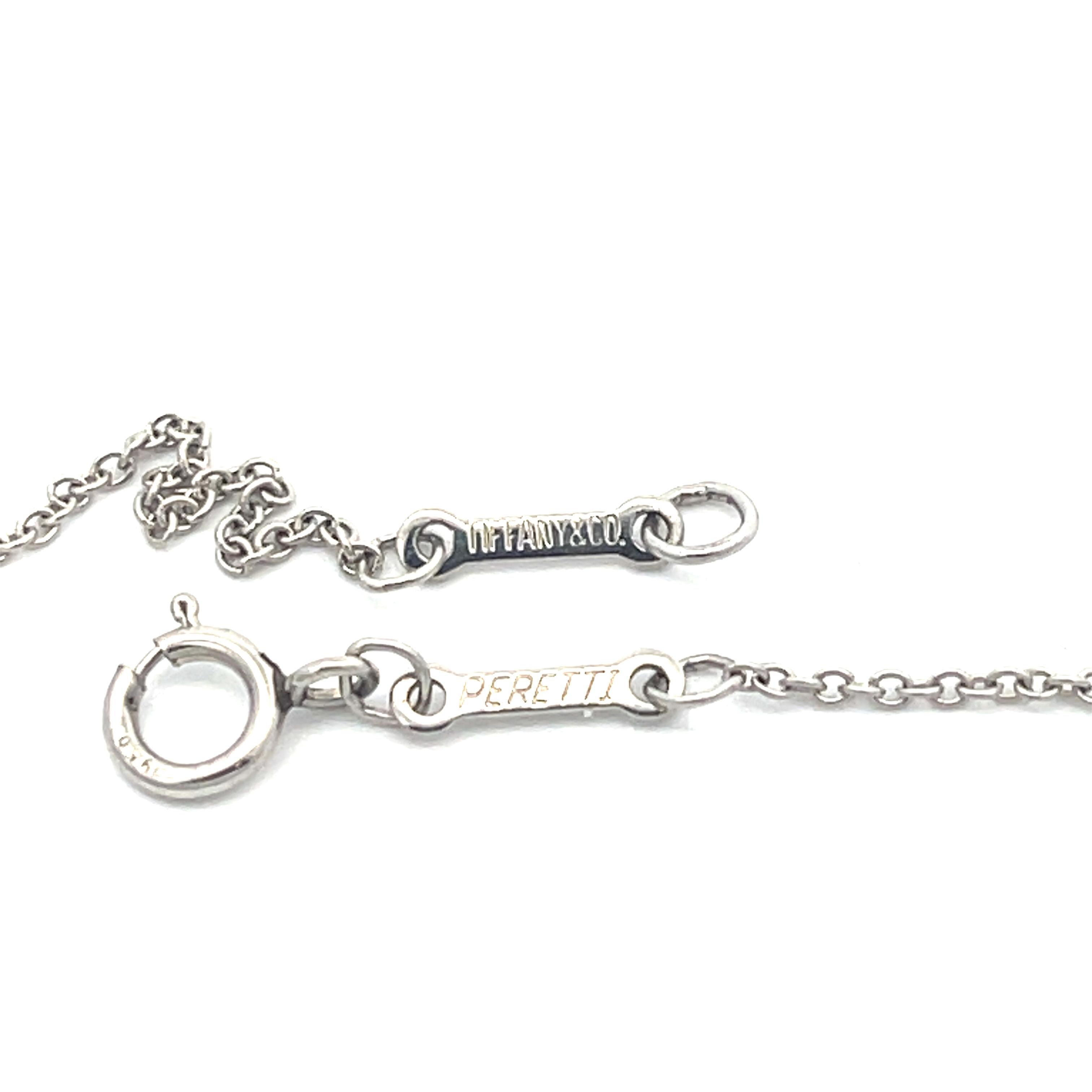 Propiedad Tiffany & Co. Colgante de diamante solitario .25CT en platino
Longitud 16
2,35 gramos