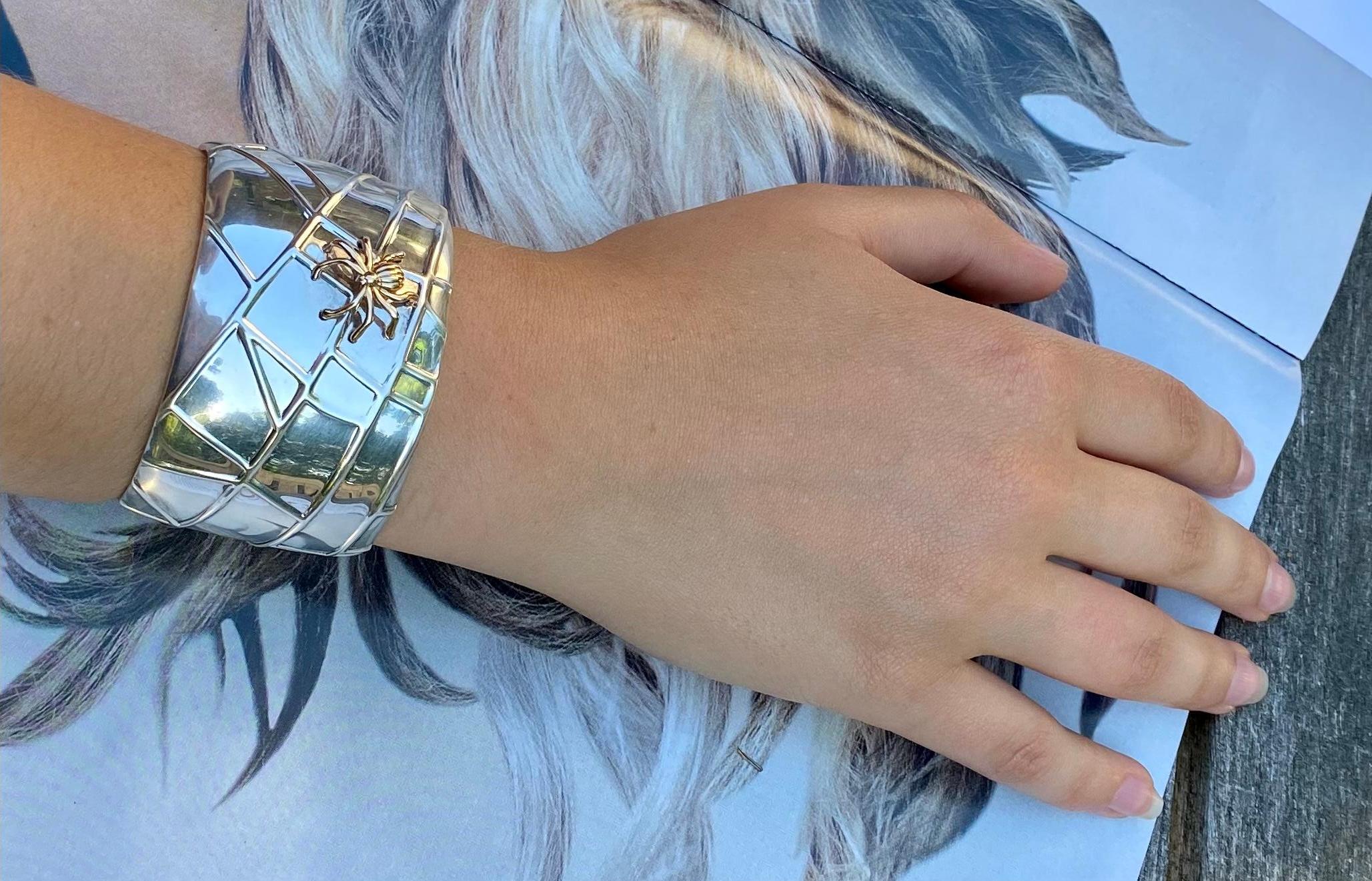 Propiedad Tiffany & Co. Brazalete araña de plata de ley y oro amarillo de 18 quilates en venta 7