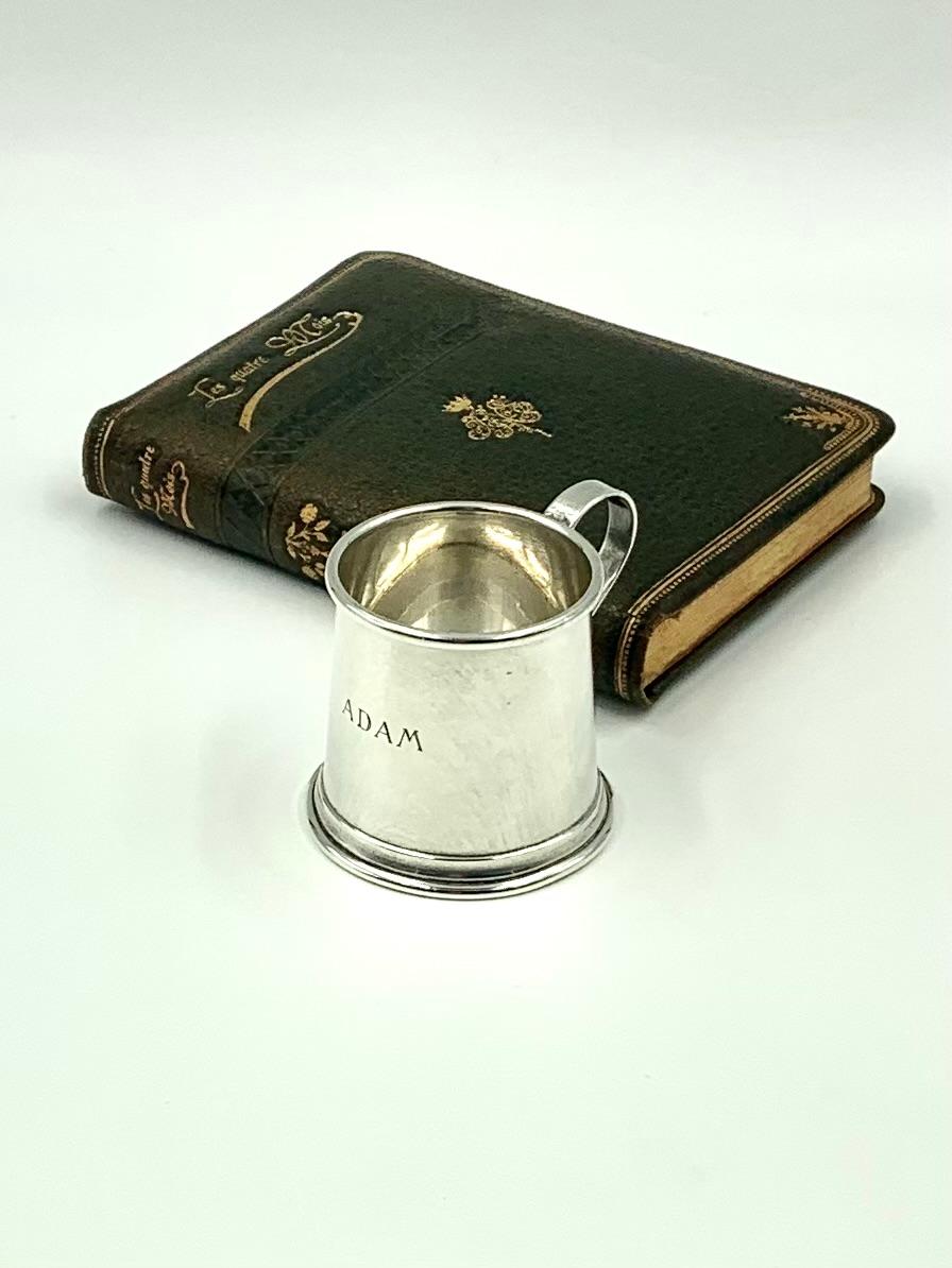 Charmante et rare tasse pour bébé en argent sterling de Tiffany & Co., en forme de chope miniature.
20ème siècle
Marques : Tiffany & Co, Sterling, 2419
Gravure : Adams
Condit : Très bon
Poids : 46.5 grammes
Classique et intemporel, ce ravissant