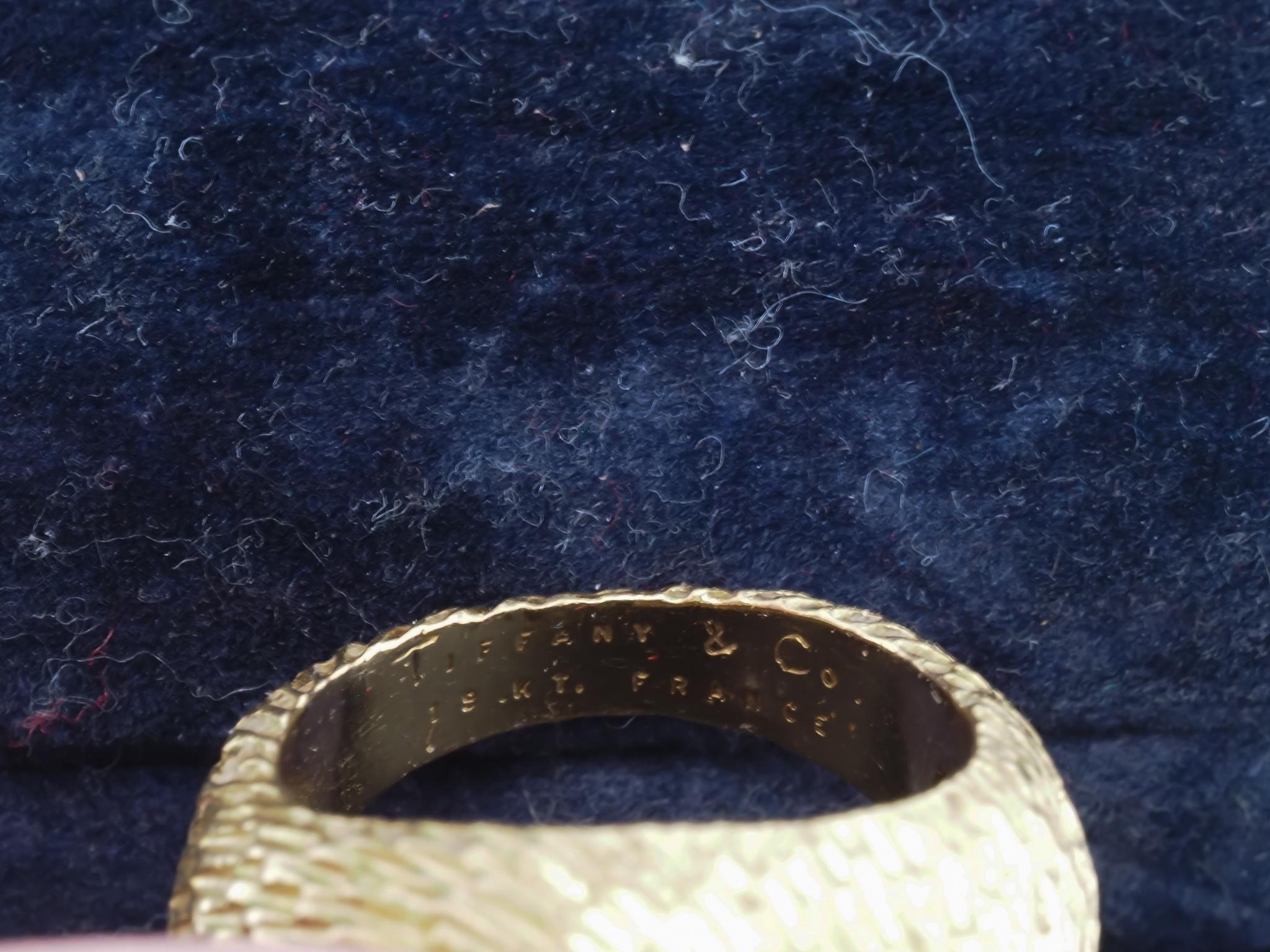 Propiedad TIFFANY & CO. Studios France, Anillo de oro amarillo de 18 quilates con lapislázuli - VHK#416b en venta 2