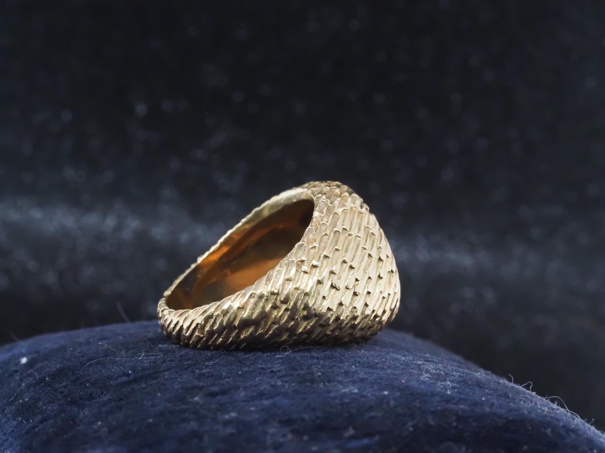 Propiedad TIFFANY & CO. Studios France, Anillo de oro amarillo de 18 quilates con lapislázuli - VHK#416b en venta 4