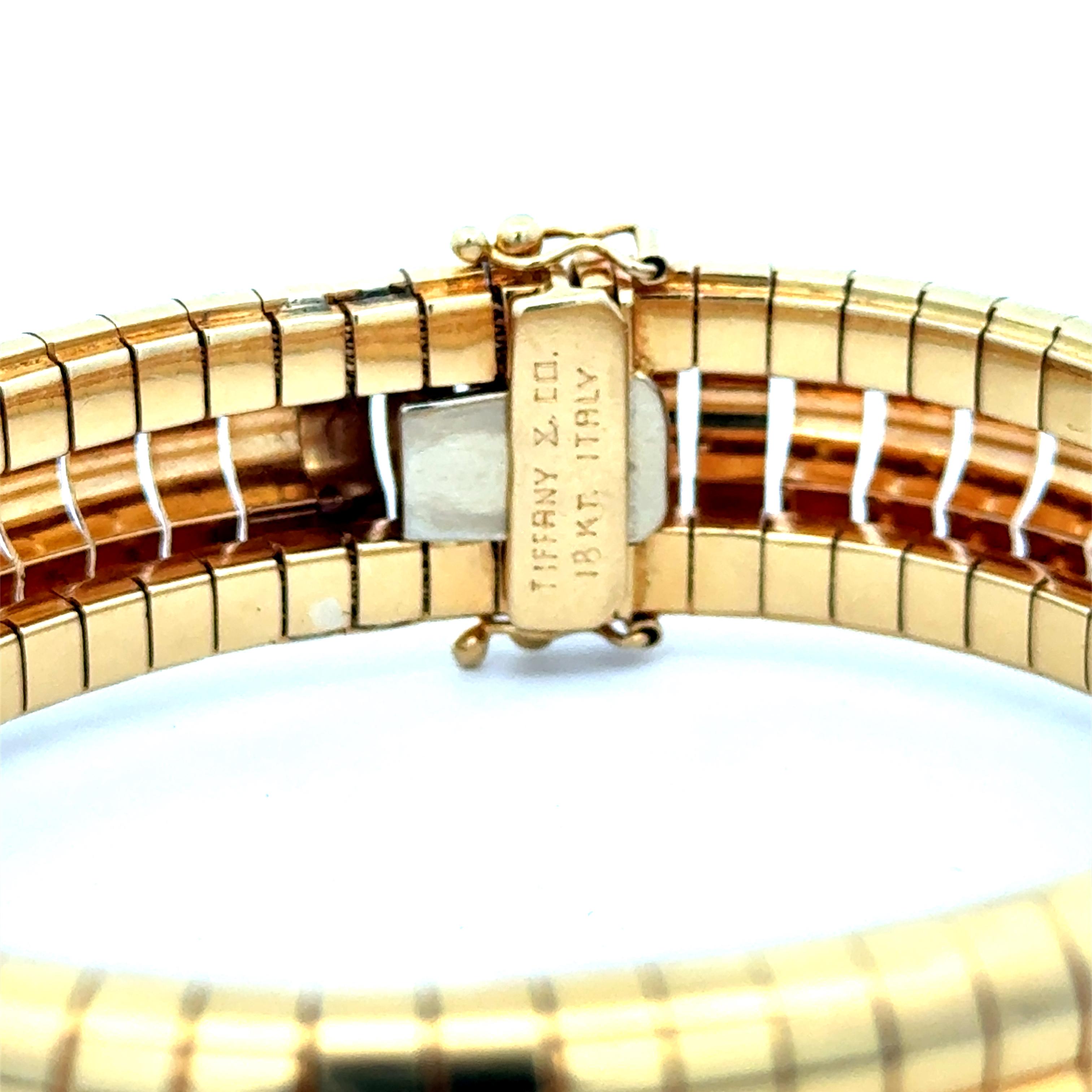 La succession de Tiffany & Co. Bracelet souple à trois rangs en or jaune 18 carats. Le bracelet mesure environ 7,25