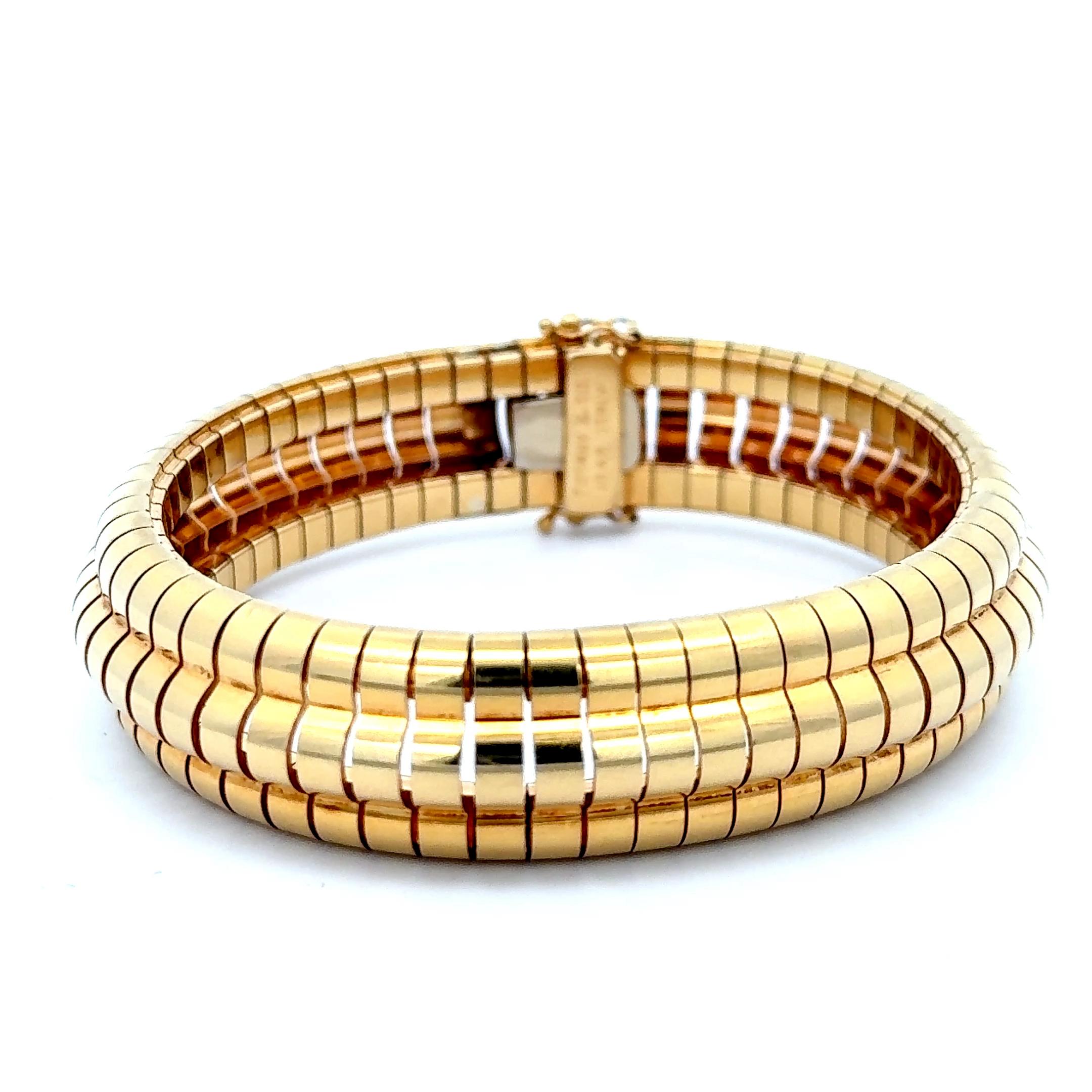 La succession de Tiffany & Co. Bracelet souple à trois rangs en or jaune 18 carats Excellent état - En vente à Dallas, TX