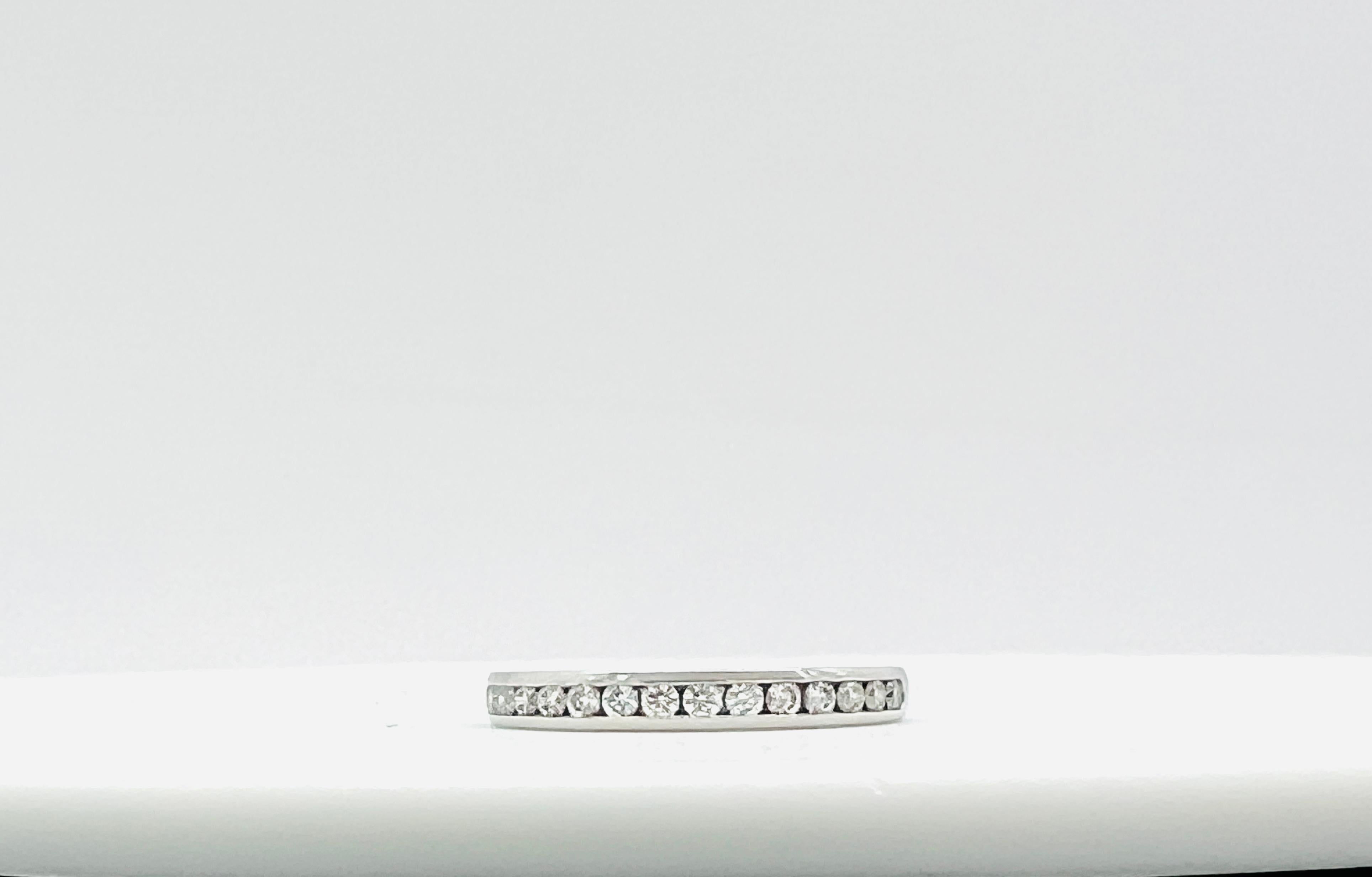 Estate Tiffany & Co White Diamond Round Ring in Platinum In New Condition For Sale In Los Angeles, CA