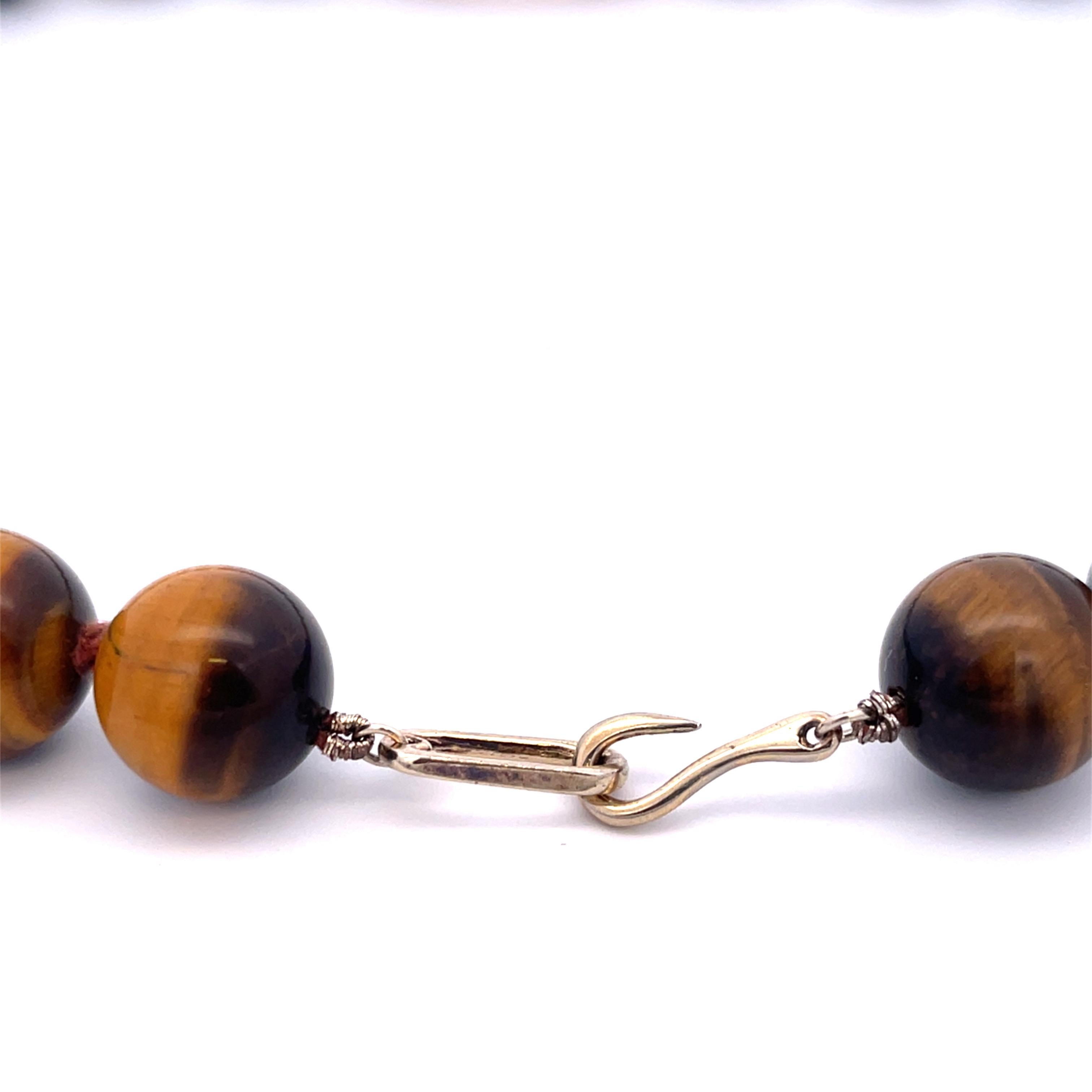 Estate Tiger's Eye Bead Necklace 18K Yellow Gold Circa 1960S In Good Condition For Sale In Dallas, TX