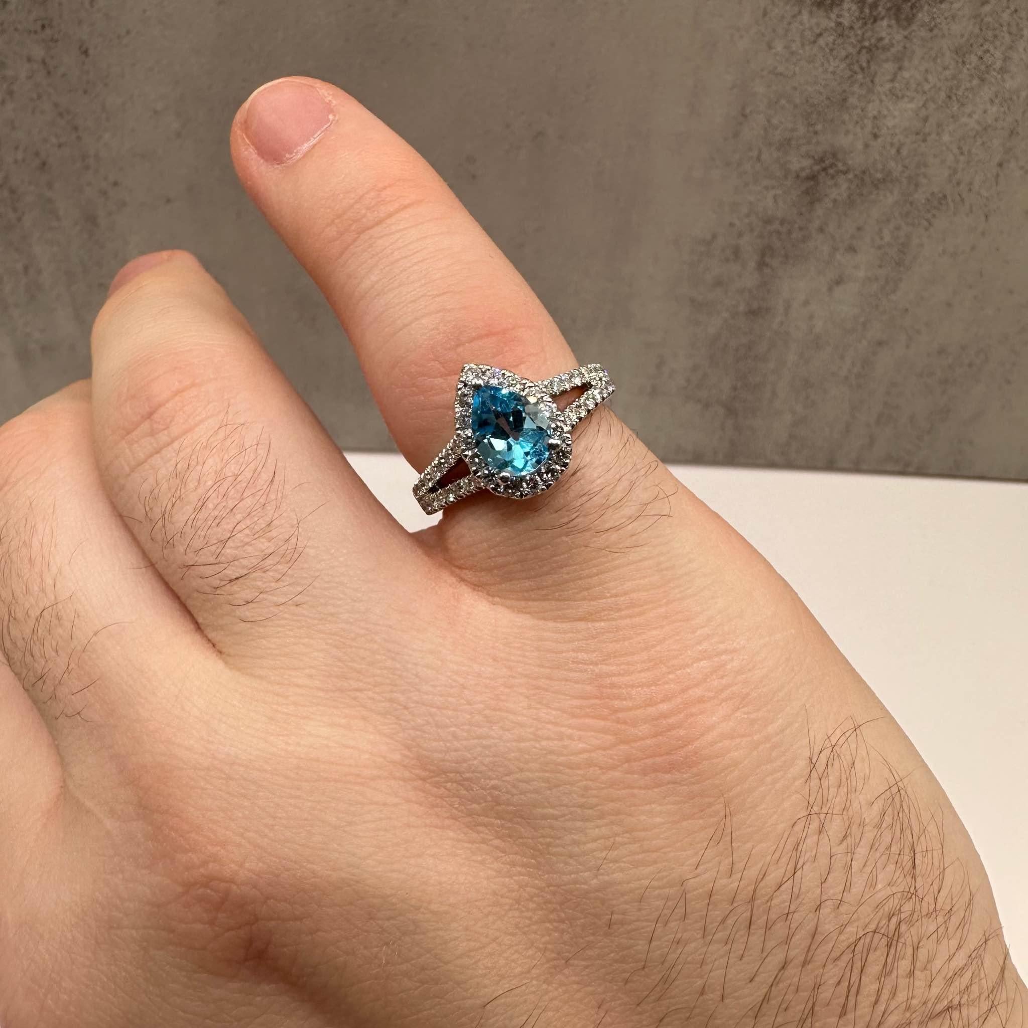 Anillo de Topacio y Diamante en Oro Blanco de 14kt 8.5x6mm Topacio Corte Pera en Excelente estado para la venta en West Hempstead, NY