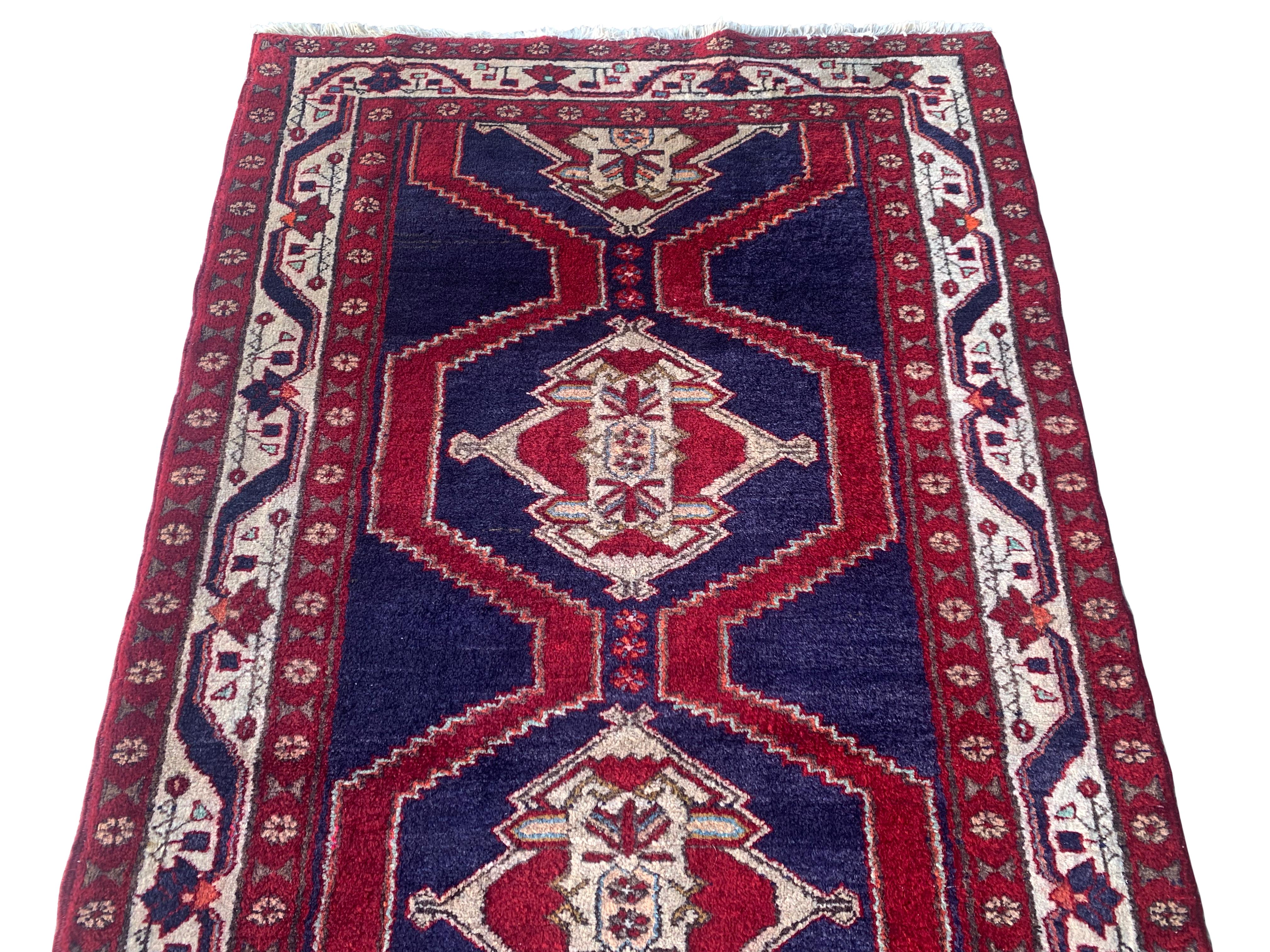 Nachlass-Geometrischer Stammeskunst-Läufer, um 1970 (Persisch) im Angebot