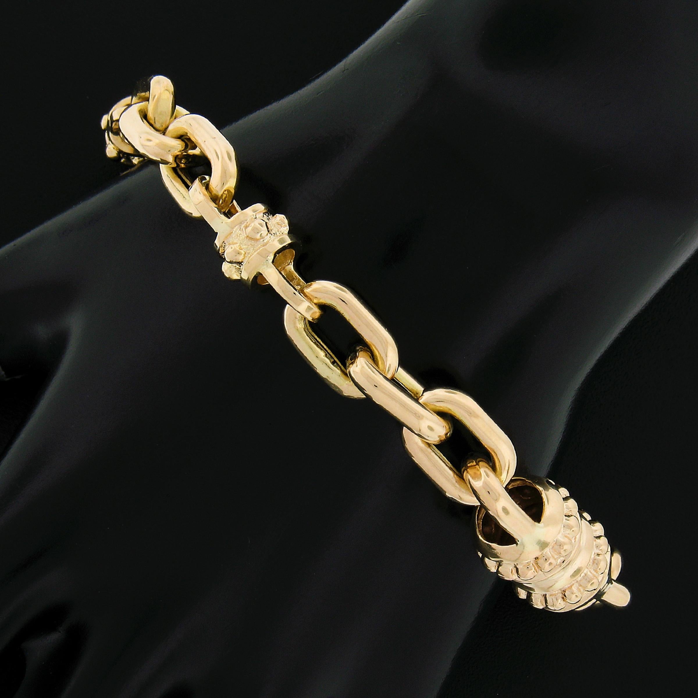 Vous avez sous les yeux un magnifique bracelet unisexe en or jaune 14 carats, composé d'un large câble ouvert et de perles rondes. Le fermoir est une grande pince de homard avec des perles et un travail texturé. Ce bracelet a une belle apparence