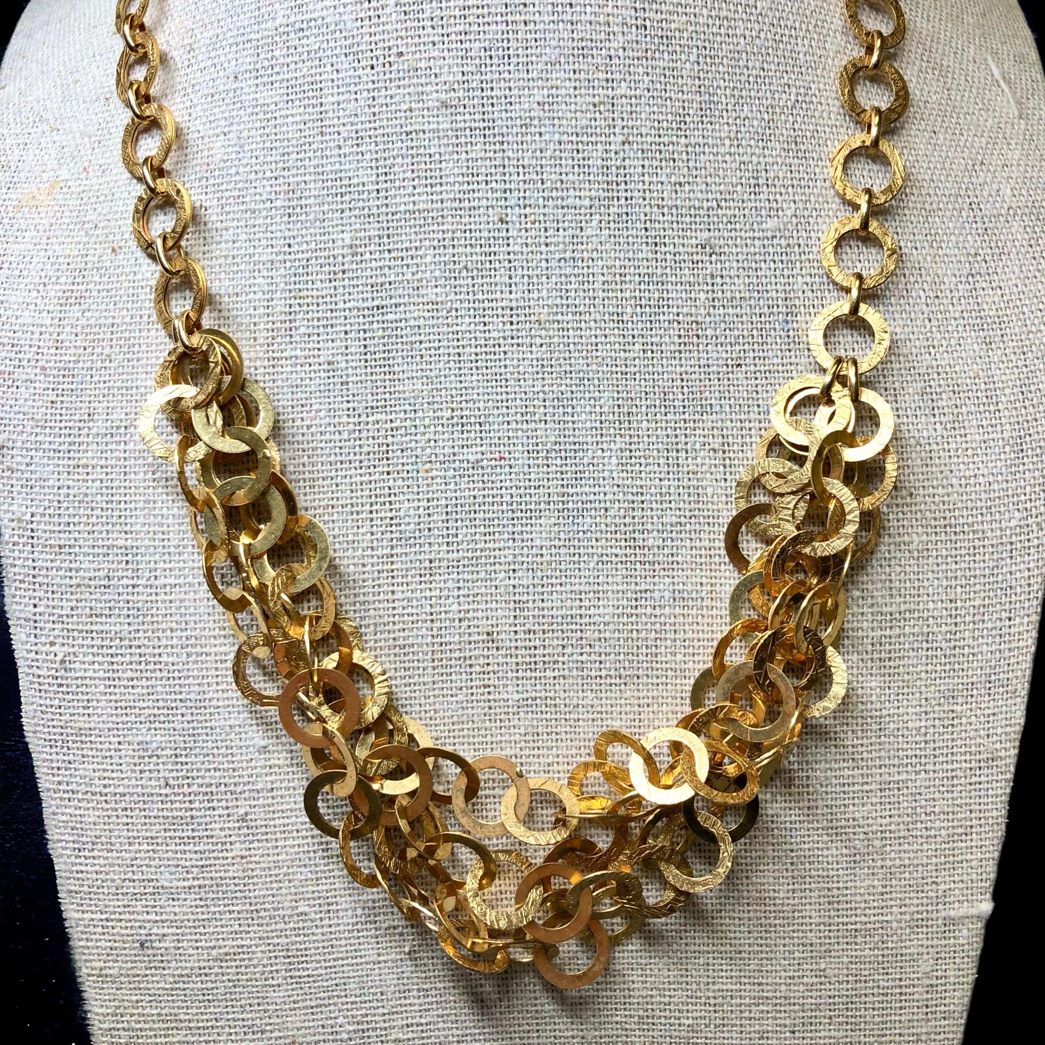 Questa spettacolare collana a maglie circolari dell'azienda italiana UnoAErre è realizzata in oro giallo 18 carati e presenta una bellissima texture disegnata su maglie alternate. Un design a strati così bello con un look luminoso e
