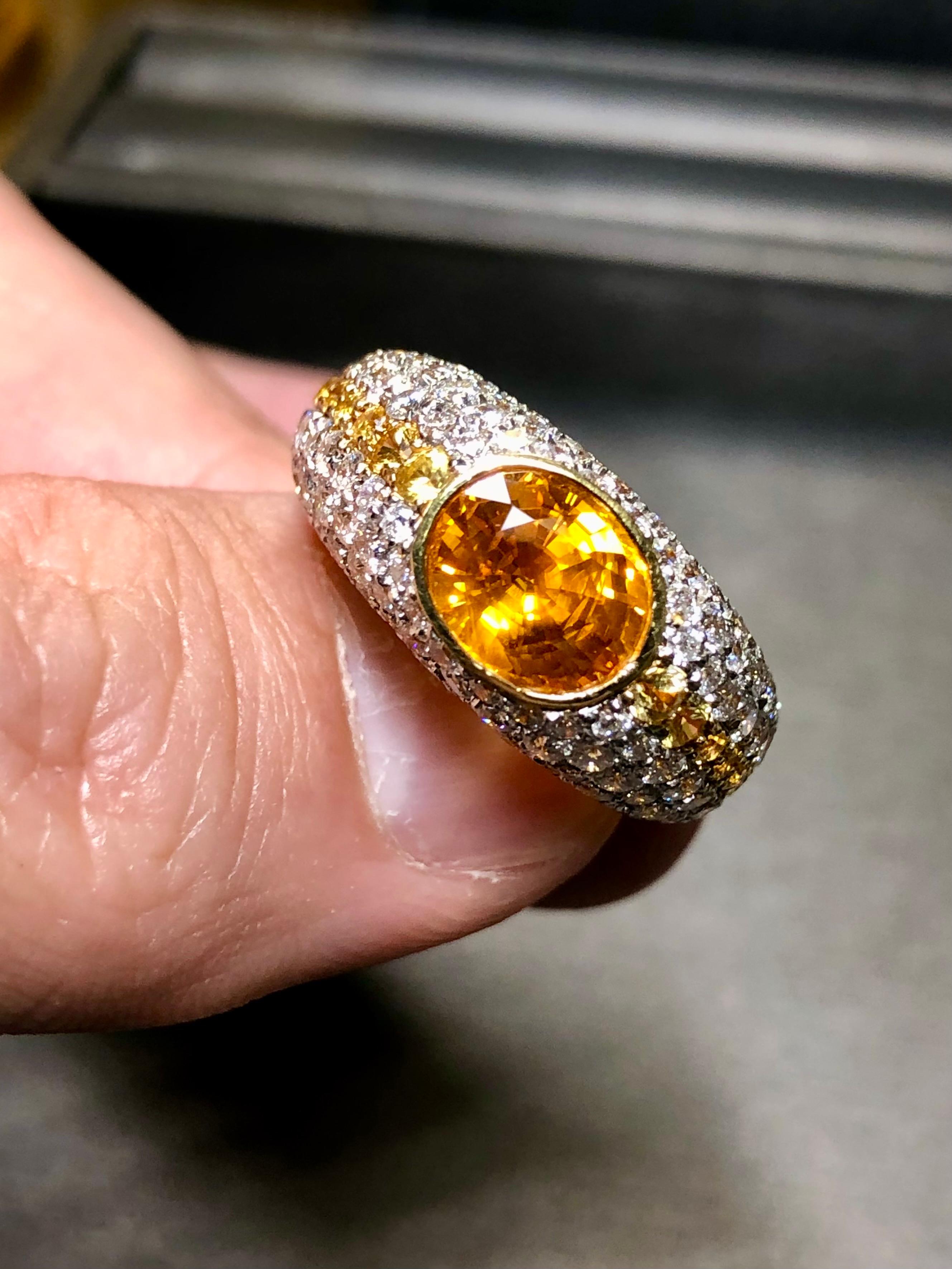 ¡Menudo espectáculo en la mano! Este precioso anillo MARCO VALENTE está elaborado en oro amarillo y blanco de 18 quilates y engastado con aproximadamente 3,42 ctw de diamantes redondos de color G-H y claridad Vs1-2 y 0,90 ctw de zafiros amarillos de