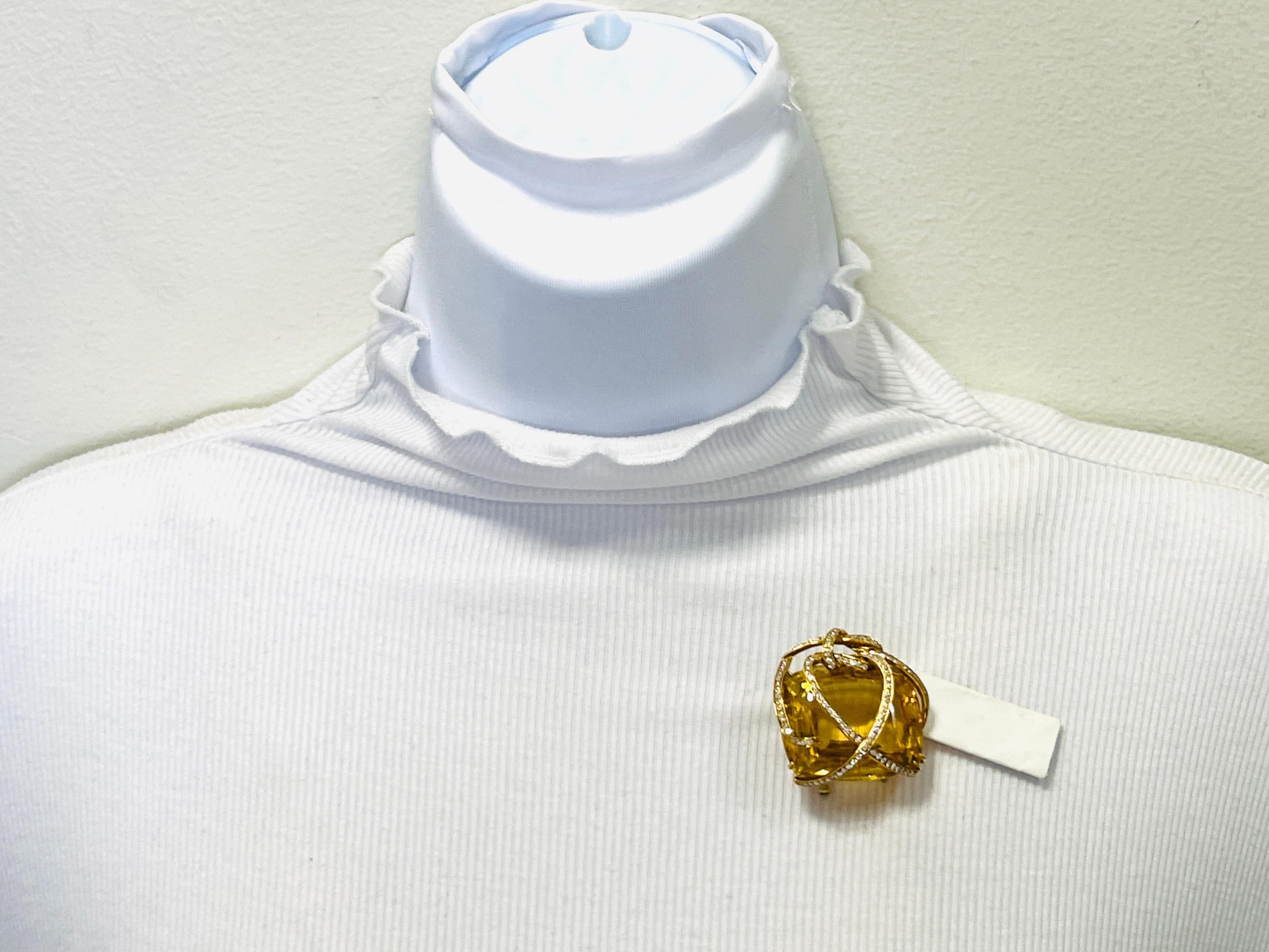 Bellissimo cuscino quadrato di citrino di grandi dimensioni con diamanti bianchi rotondi di buona qualità.  Realizzato a mano in oro giallo 18 carati.  