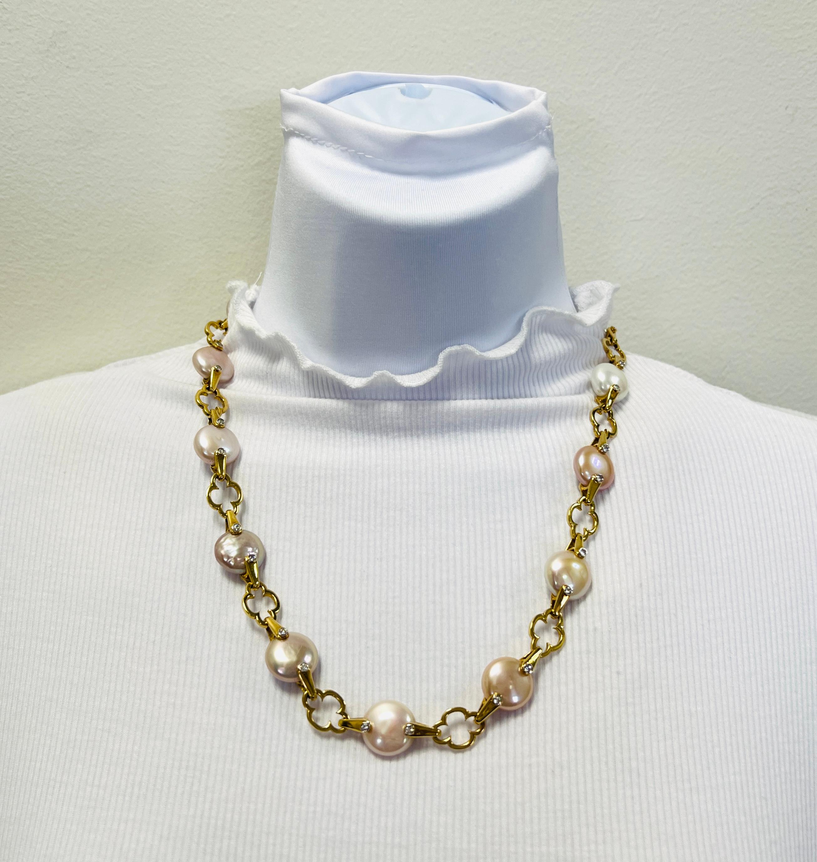 Wunderschönes Collier von Valentin Magro mit Süßwasser-Zuchtperlen und weißen Diamanten, handgefertigt in 18 Karat Gelbgold.  Die Halskette besteht aus zwei Teilen, eines ist 21,5