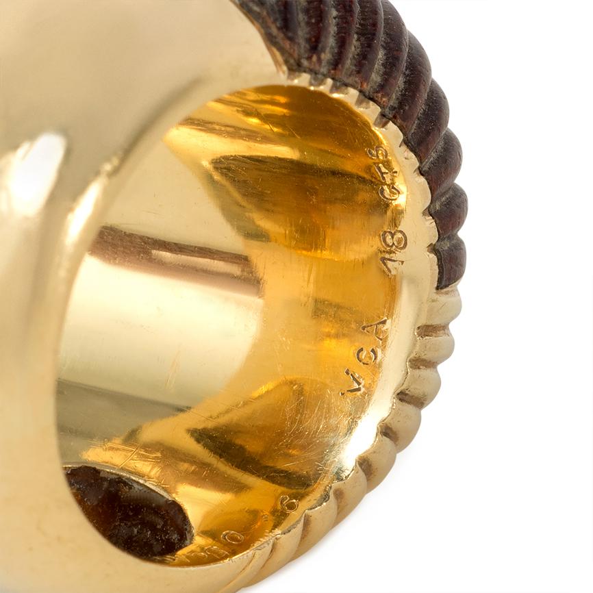 Estate Van Cleef & Arpels, France Carved Wood and Gold Bombé Style Ring In Good Condition In New York, NY