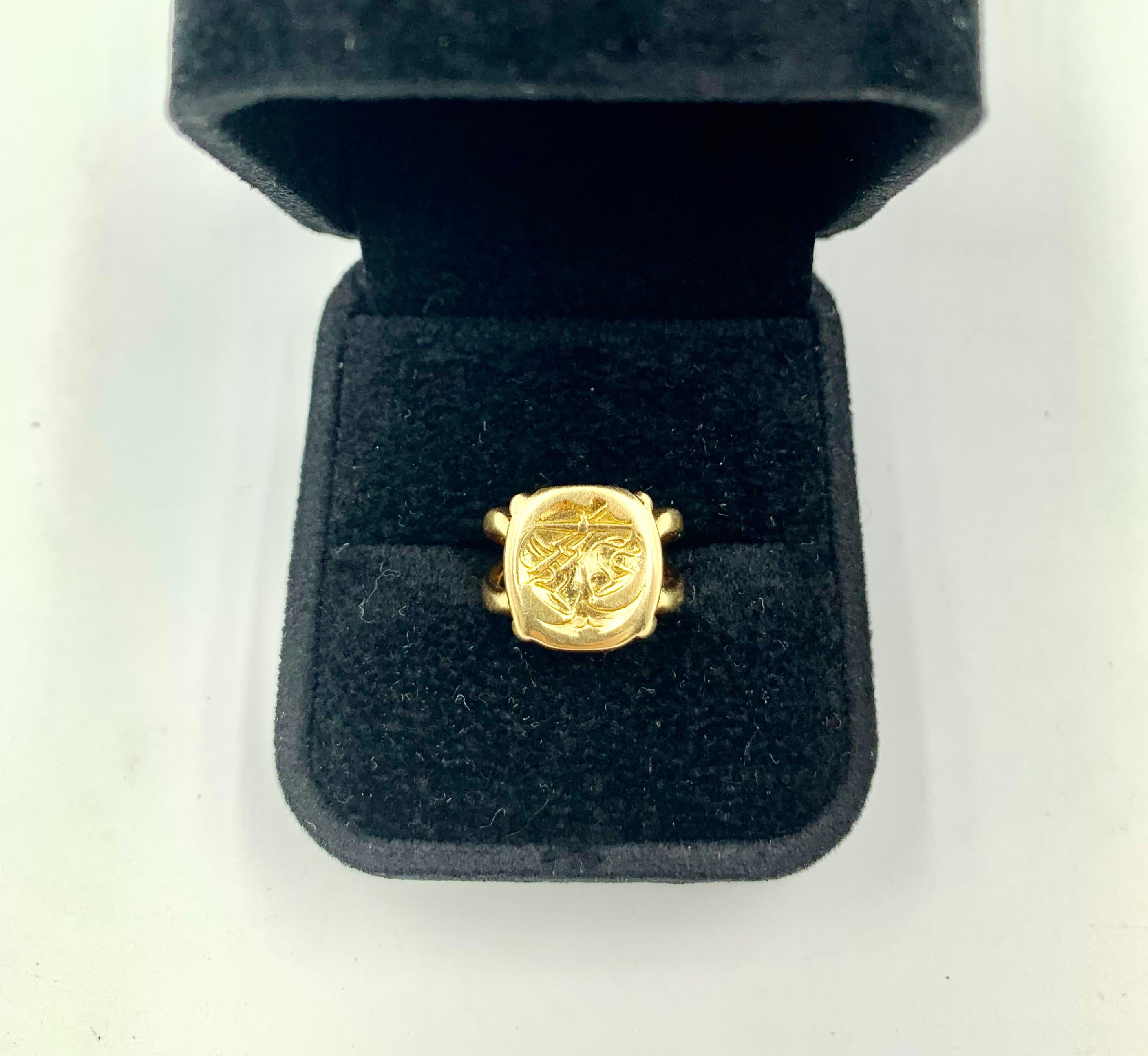 Rare vintage Van Cleef & Arpels 18K gold Libra Zodiac signet ring depicting artistic Scales of Balance and a pair of lightning bolts denoting Air in the intaglio technique. 
Size 4, perfect size for a pinky ring.
Signed and numbered on the interior,