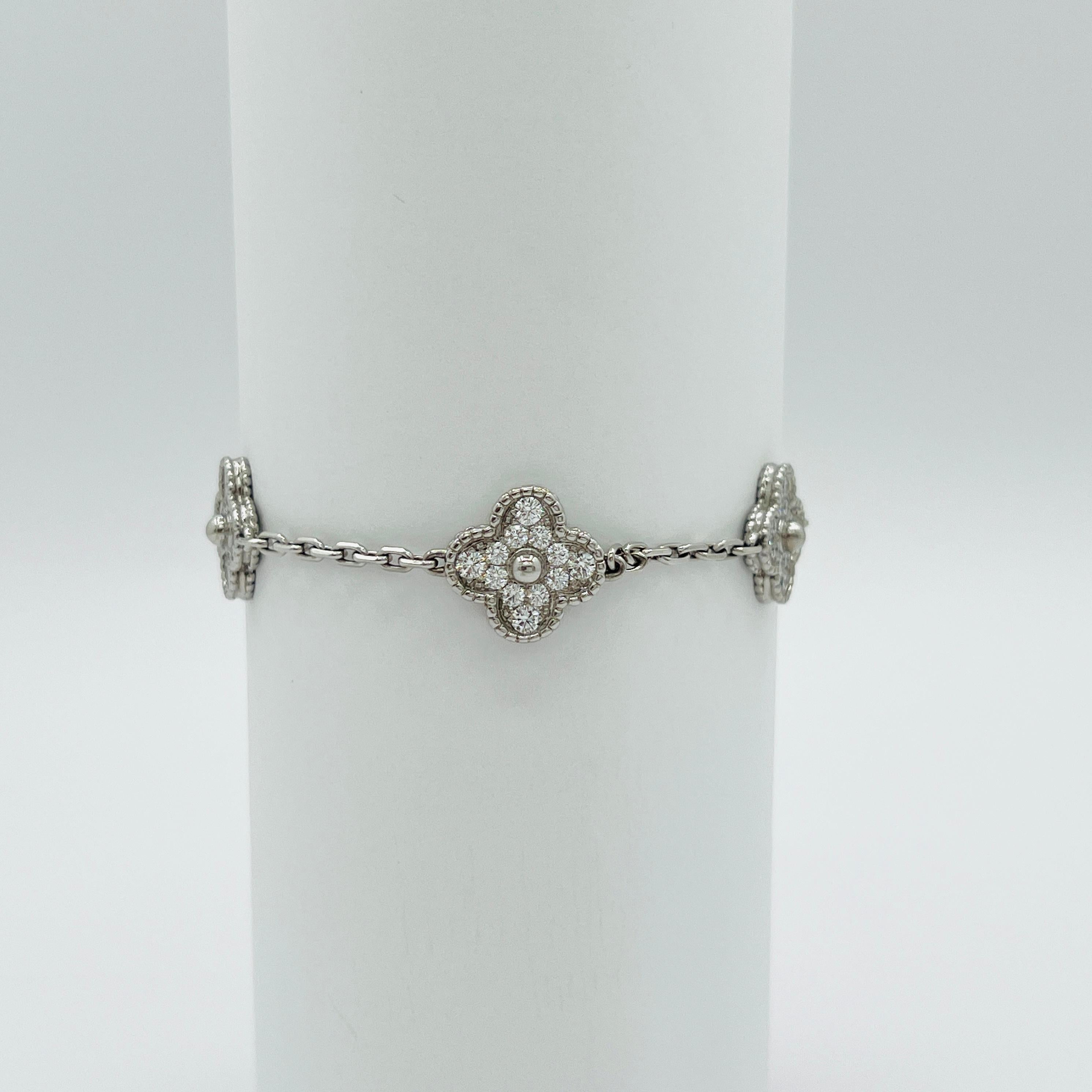 Estate Van Cleef & Arpels Bracelet Alhambra en or blanc 18 carats et diamants blancs en vente 5