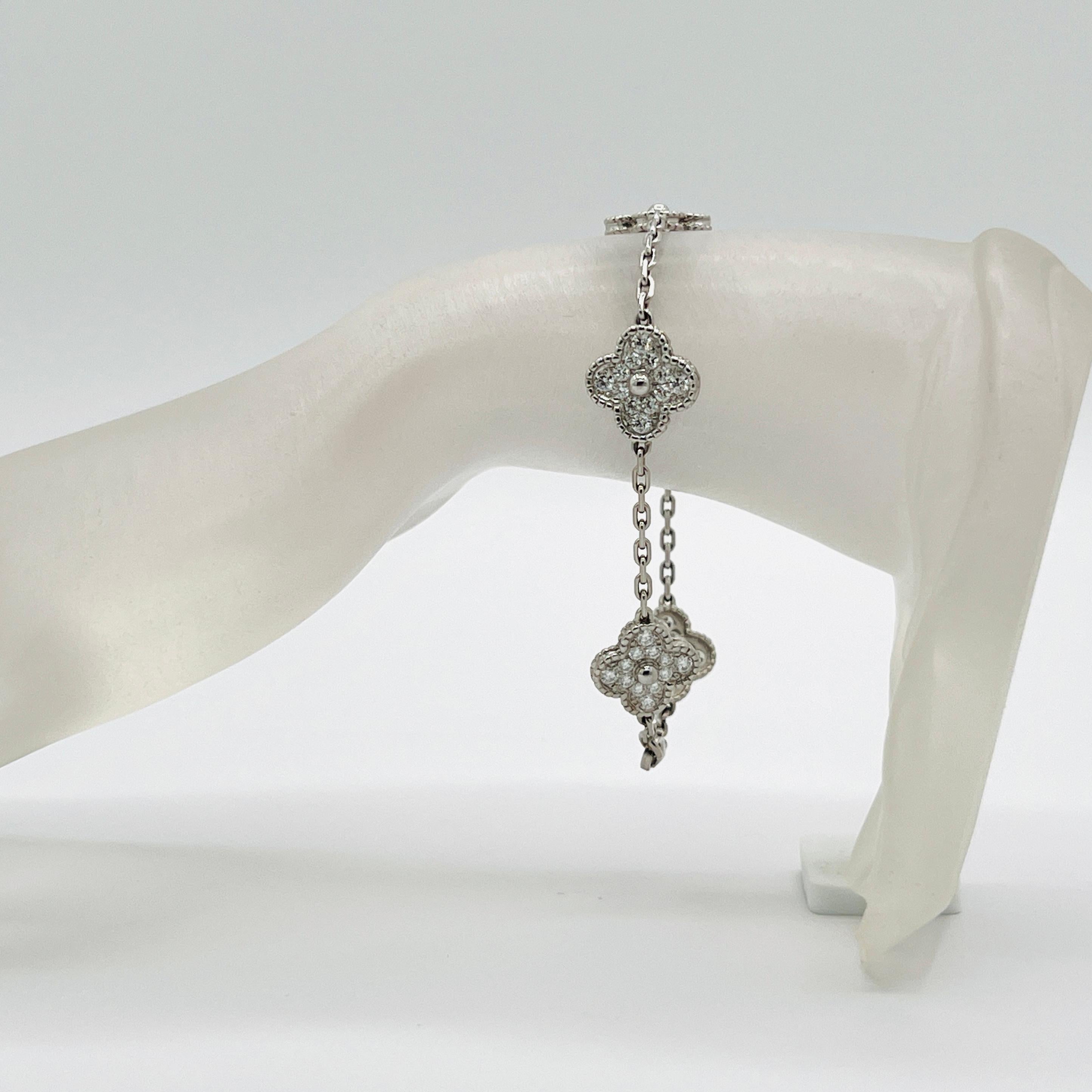 Estate Van Cleef & Arpels Bracelet Alhambra en or blanc 18 carats et diamants blancs Excellent état - En vente à Los Angeles, CA