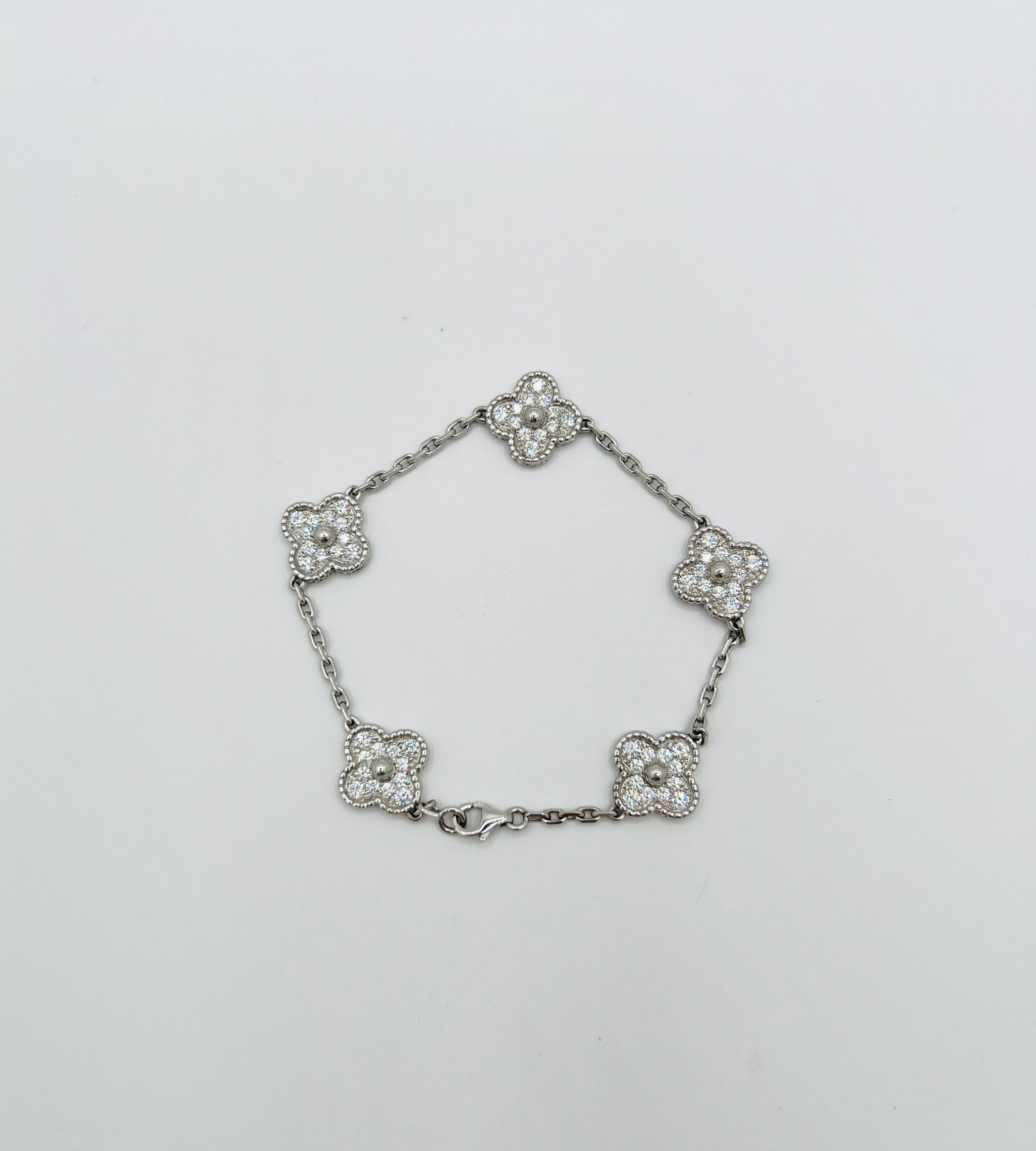 Estate Van Cleef & Arpels Bracelet Alhambra en or blanc 18 carats et diamants blancs en vente 3