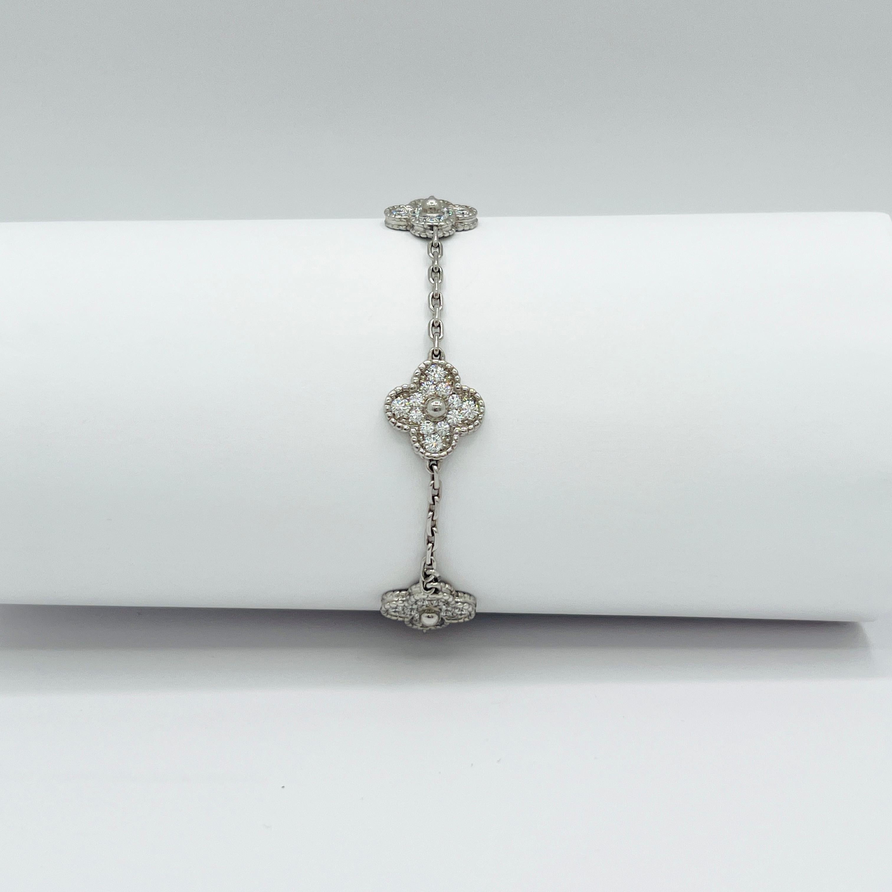 Estate Van Cleef & Arpels Bracelet Alhambra en or blanc 18 carats et diamants blancs en vente 4