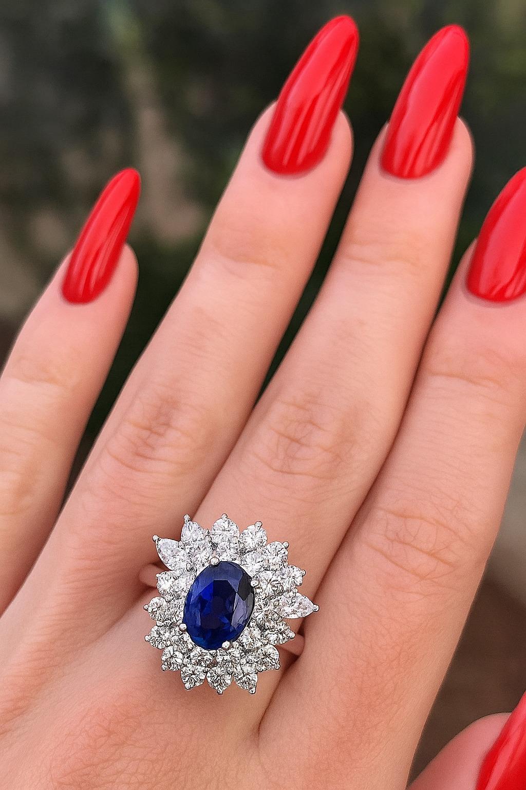 Anello da cocktail in oro bianco 18 carati con zaffiro blu e diamanti, di proprietà, molto raffinato

Un raro e squisito anello da cocktail di proprietà realizzato in oro bianco massiccio 18 carati, con uno zaffiro blu naturale circondato da