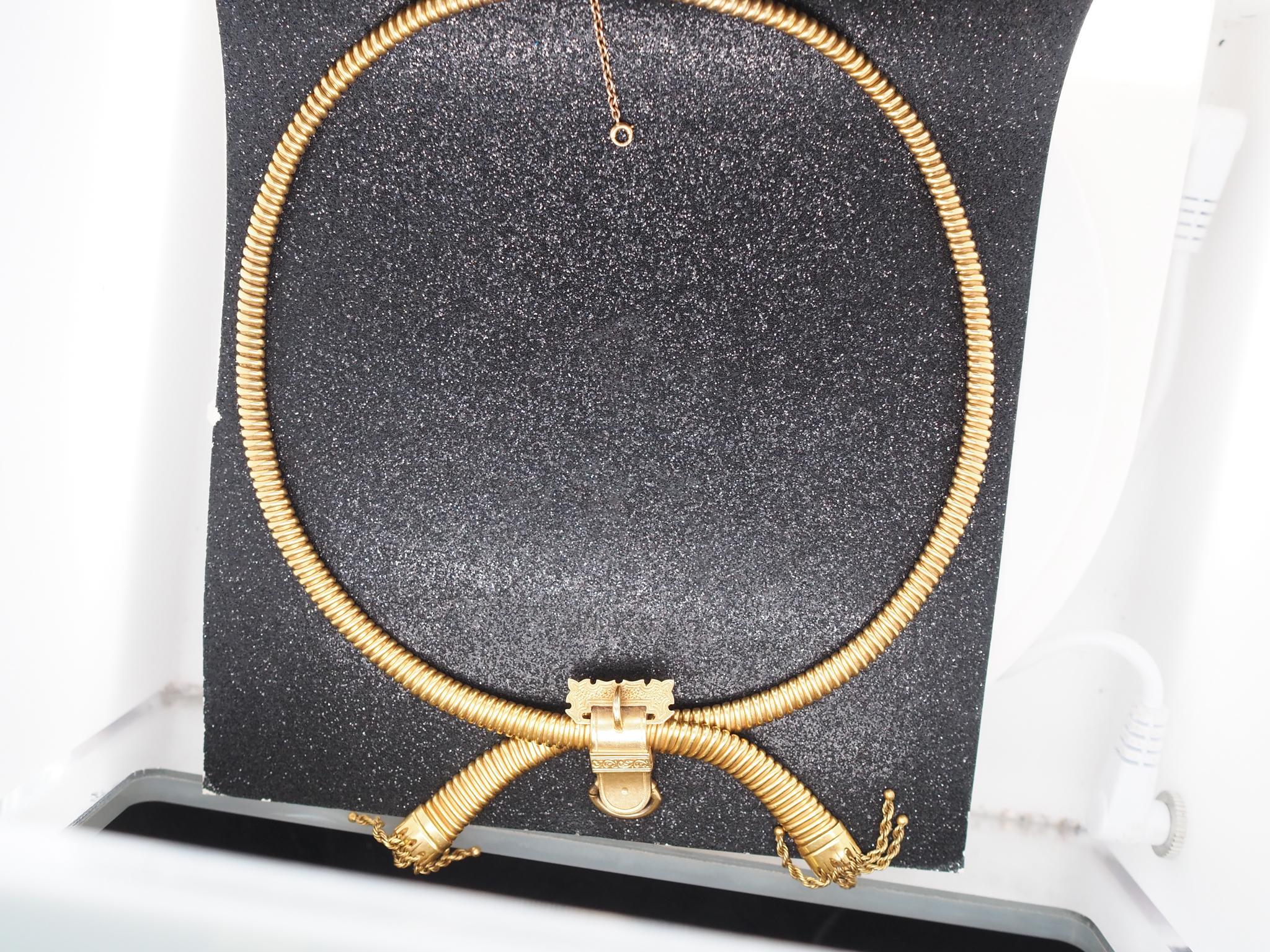 Collana vittoriana di proprietà con nappe Tubogas in oro giallo 18 carati con ciondolo - VHK#290a

Dettagli dell'articolo:
Anno: 1880
Tipo di metallo: oro giallo 18 carati [con marchio di garanzia e testato]
Peso: 36,3 grammi

Misura: 17