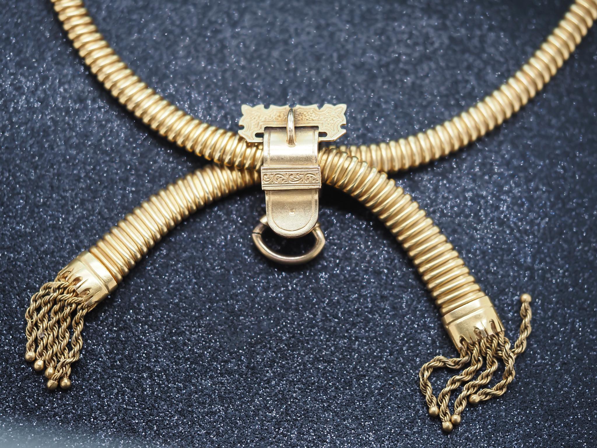 Vittoriano Estate VEstate Collana vittoriana con nappe Tubogas in oro giallo 18 carati con ciondolo in vendita