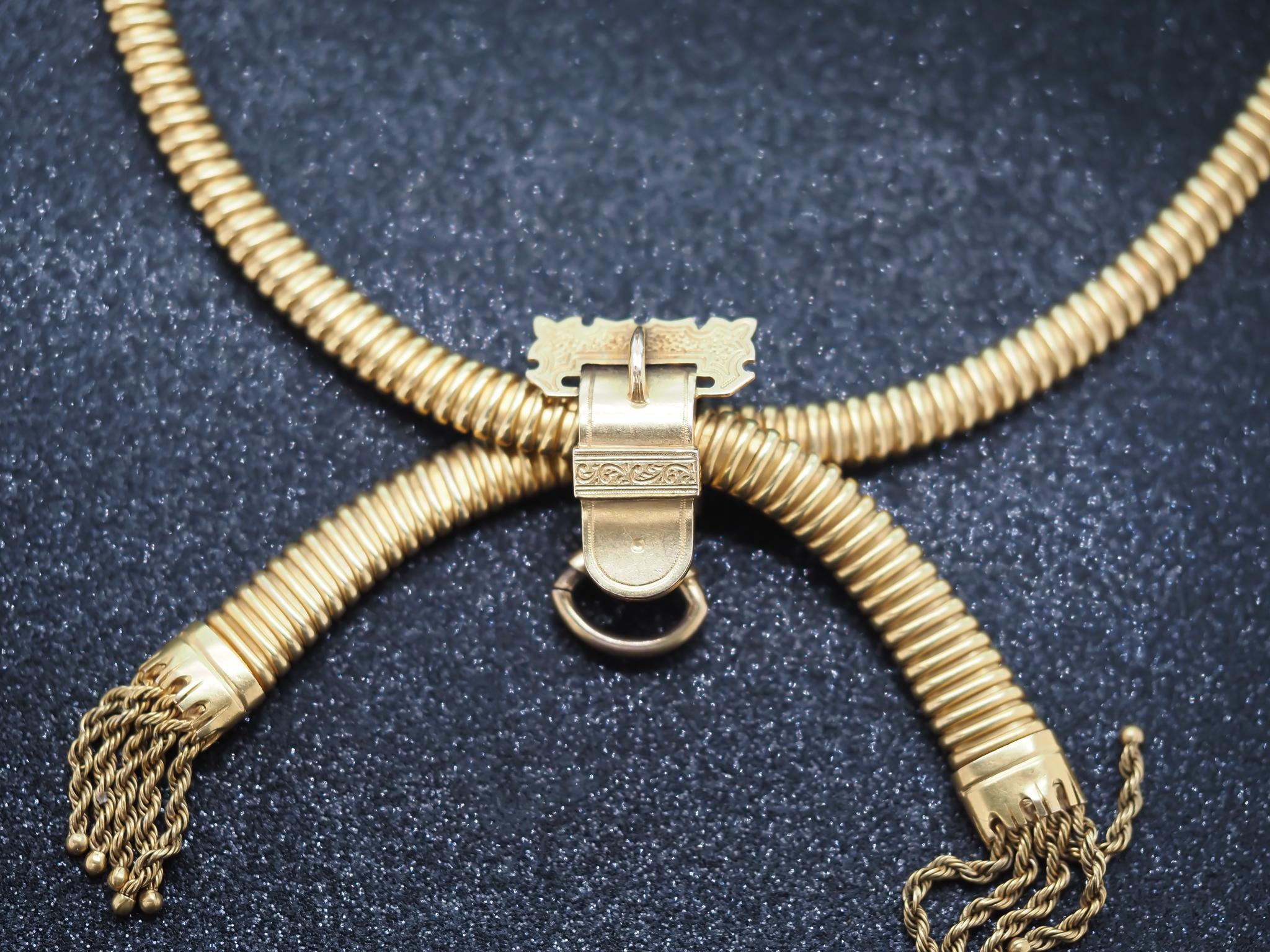 Donna Estate VEstate Collana vittoriana con nappe Tubogas in oro giallo 18 carati con ciondolo in vendita